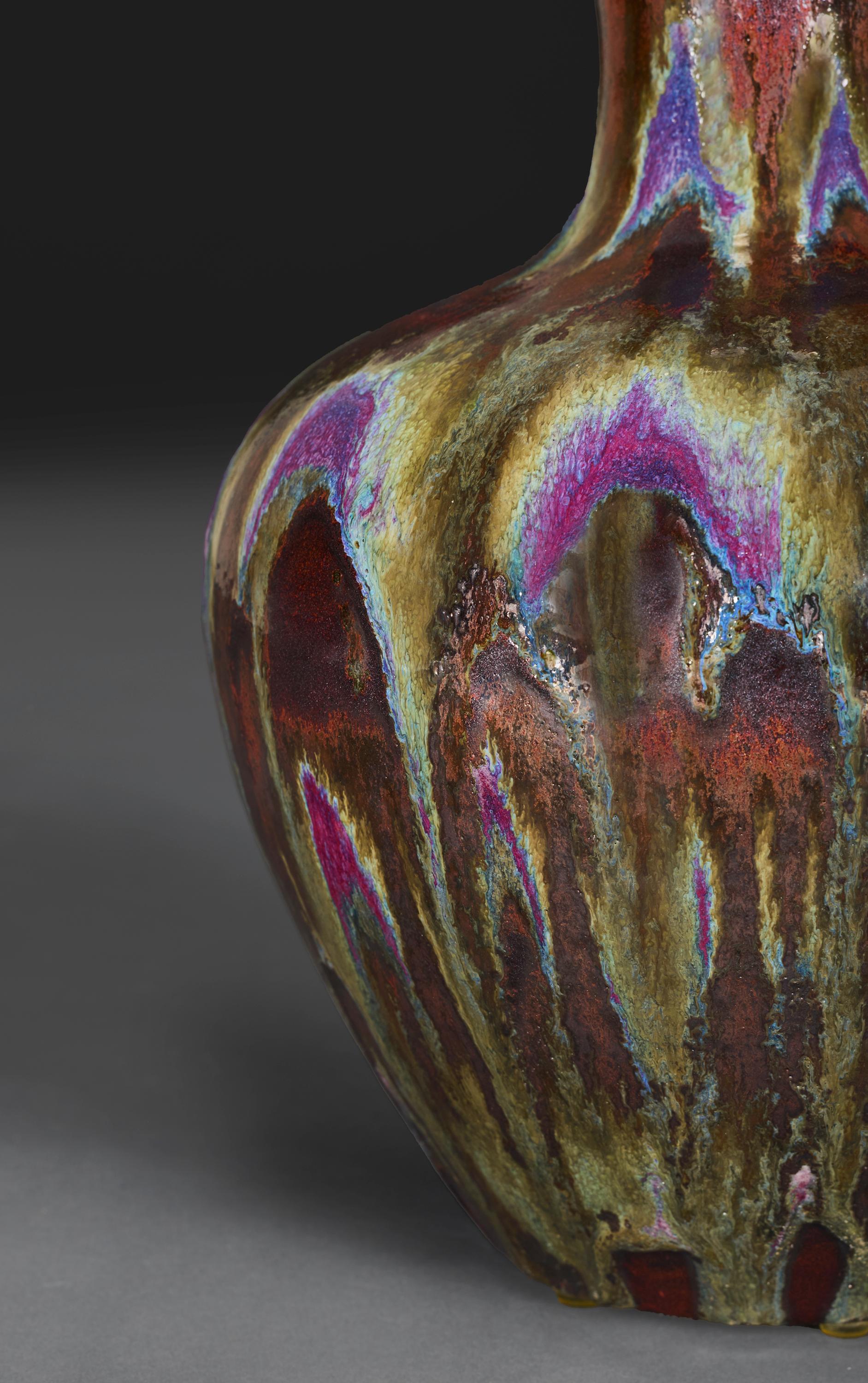 XX secolo Una coppia di lampade in ceramica Art Nouveau in bronzo e porpora smaltata flambé in vendita