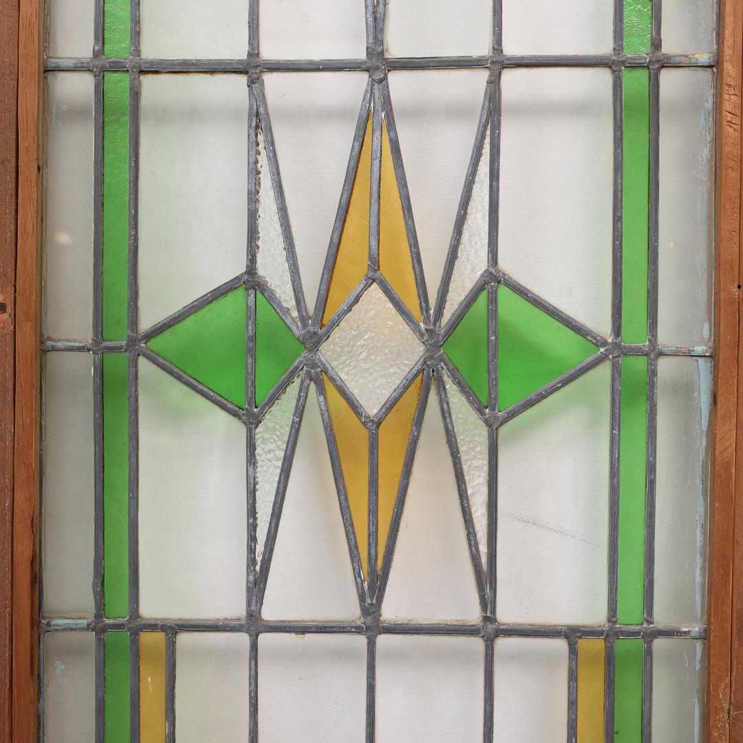 Un par de vidrieras art nouveau alemanas. Altura aprox. 114,5-117 cm, anchura aprox. 45-46 cm.