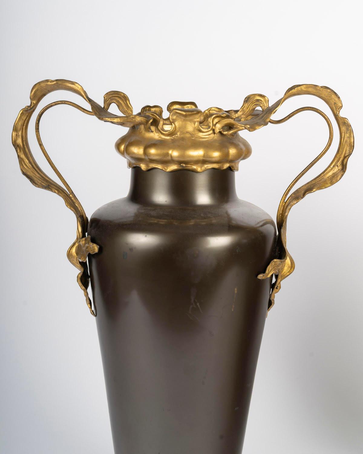 A Pair of Art Nouveau Gilt Bronze and Patinated Vases, Circa 1900. en vente 3