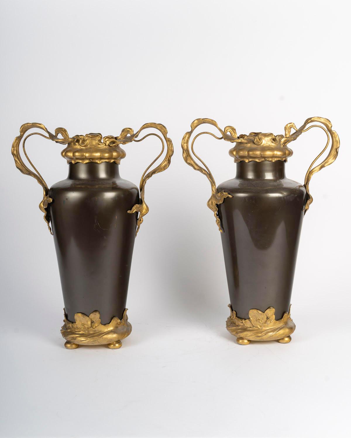 Français A Pair of Art Nouveau Gilt Bronze and Patinated Vases, Circa 1900. en vente
