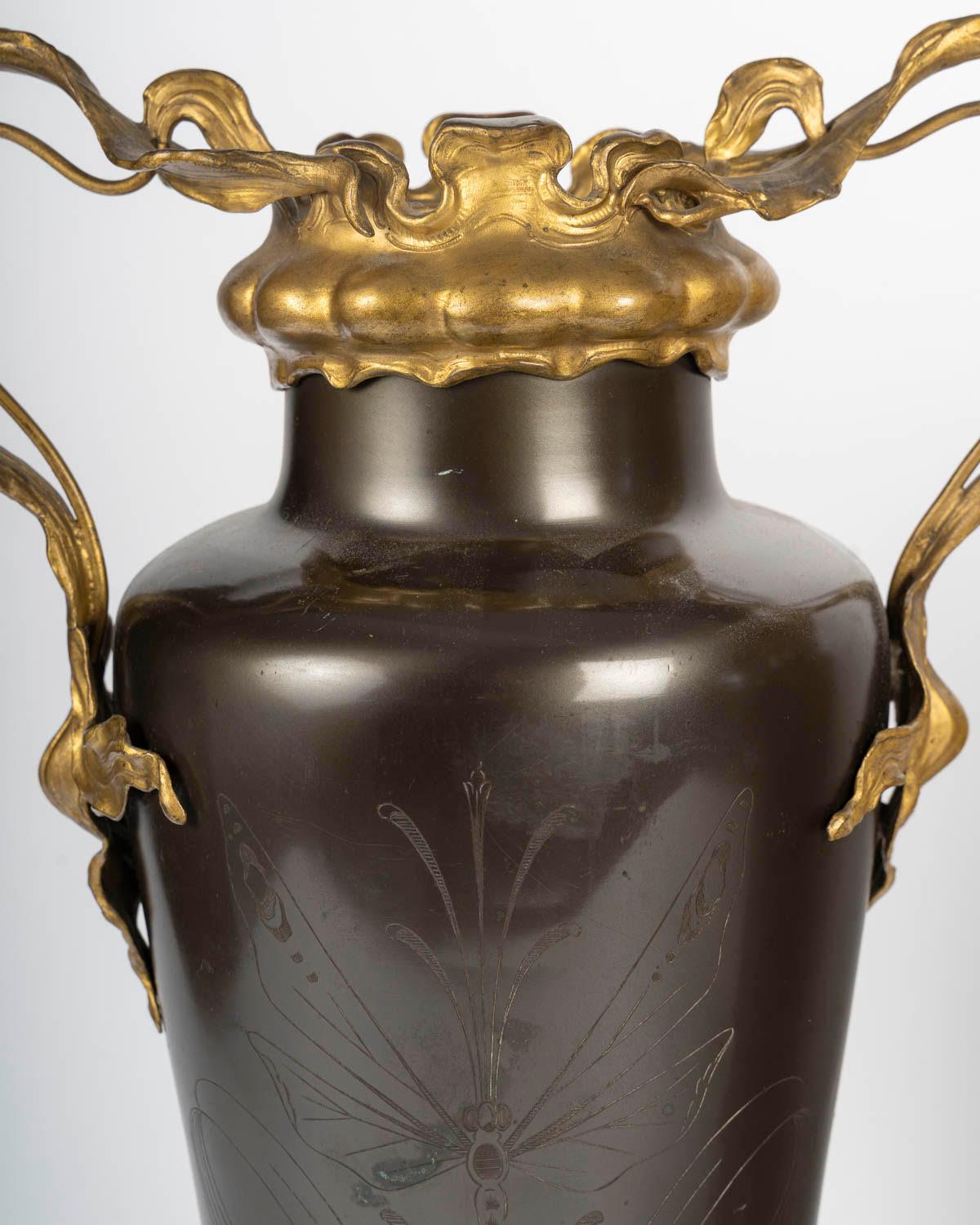 Doré A Pair of Art Nouveau Gilt Bronze and Patinated Vases, Circa 1900. en vente