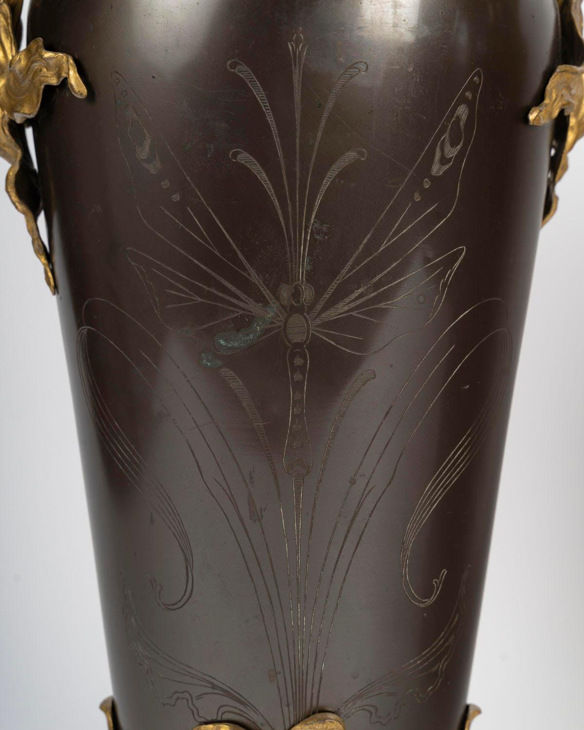 A Pair of Art Nouveau Gilt Bronze and Patinated Vases, Circa 1900. Bon état - En vente à Saint-Ouen, FR