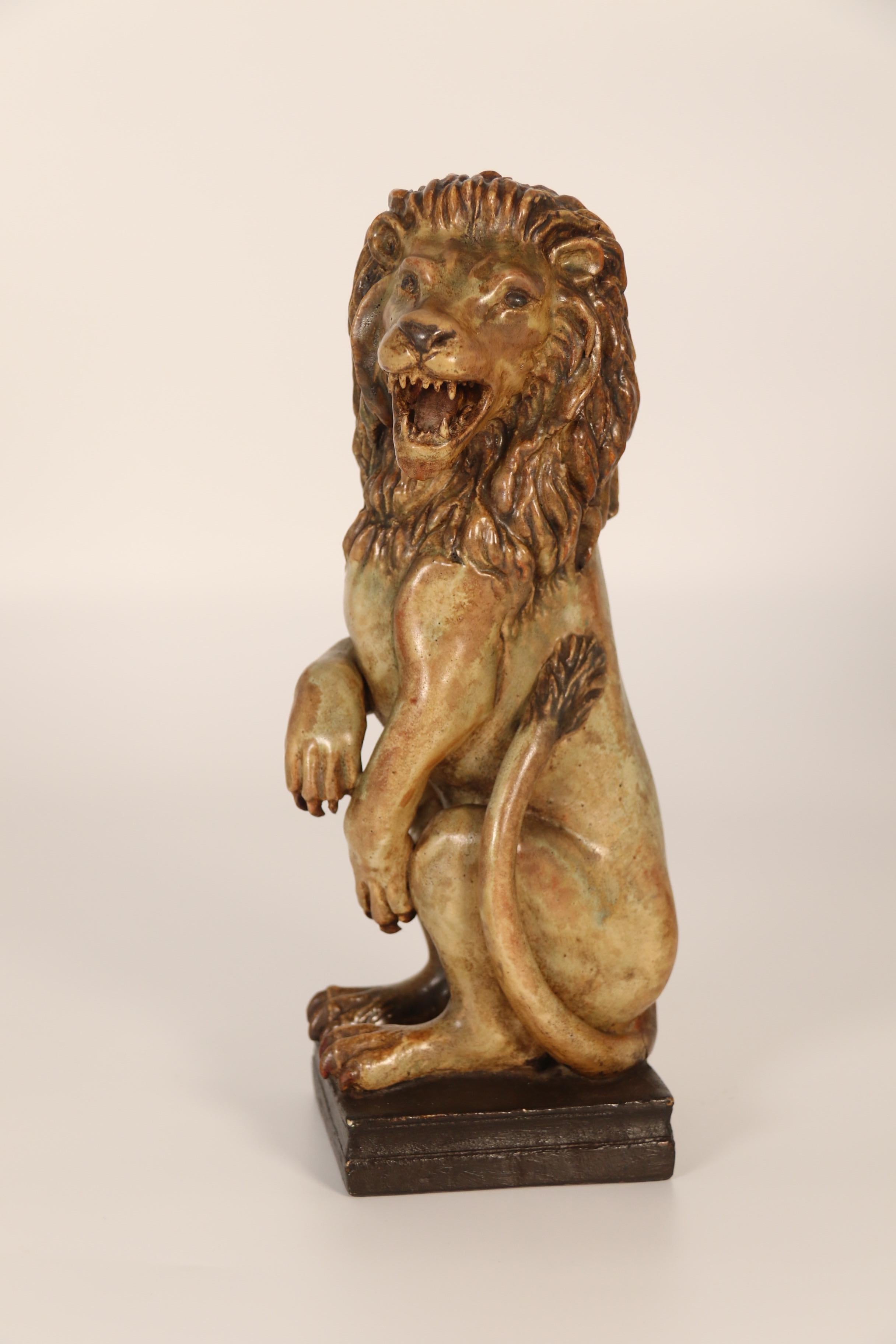 Paire de figurines en poterie d'art sculptées à la main représentant un lion héraldique et une licorne. en vente 2