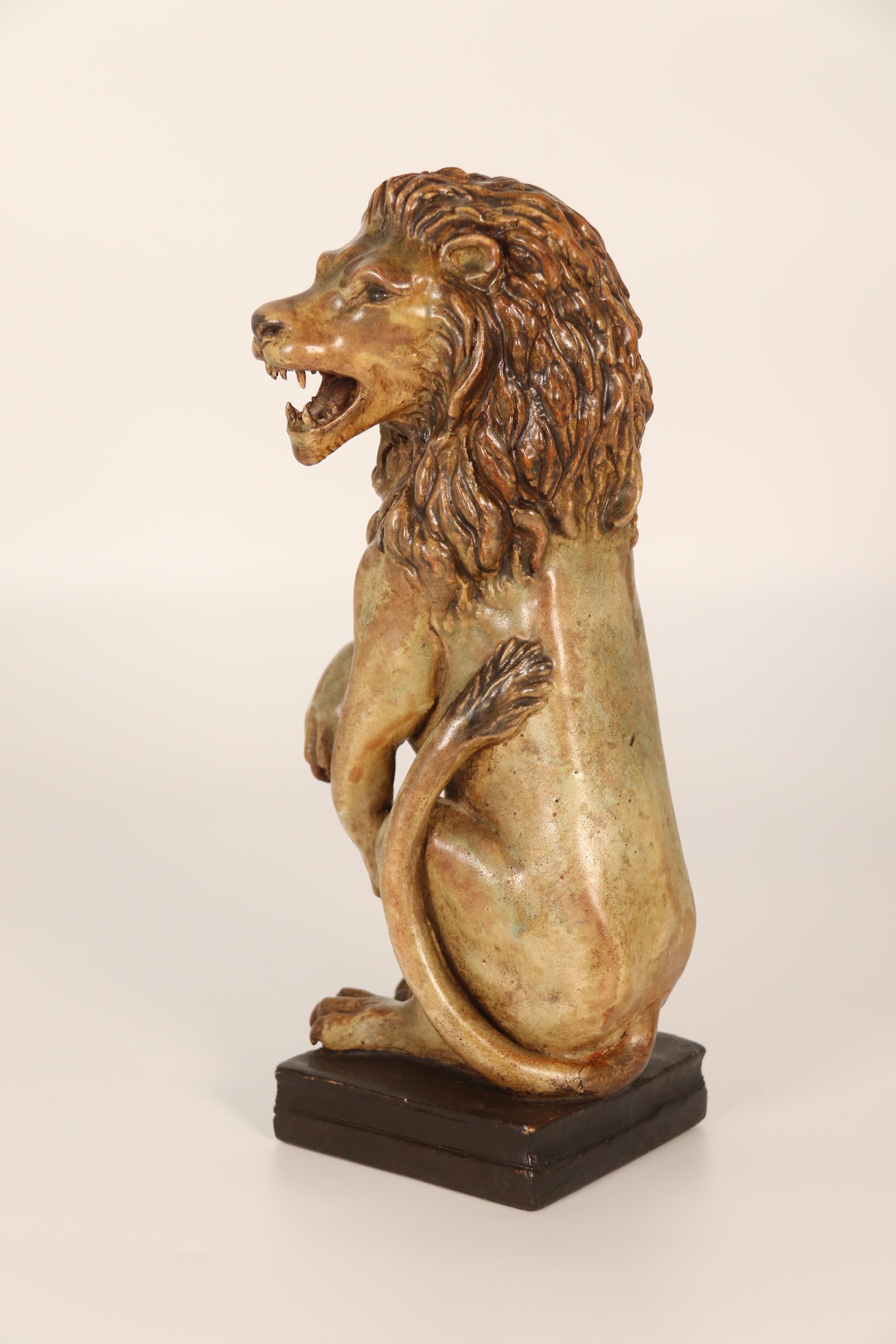 Paire de figurines en poterie d'art sculptées à la main représentant un lion héraldique et une licorne. en vente 3