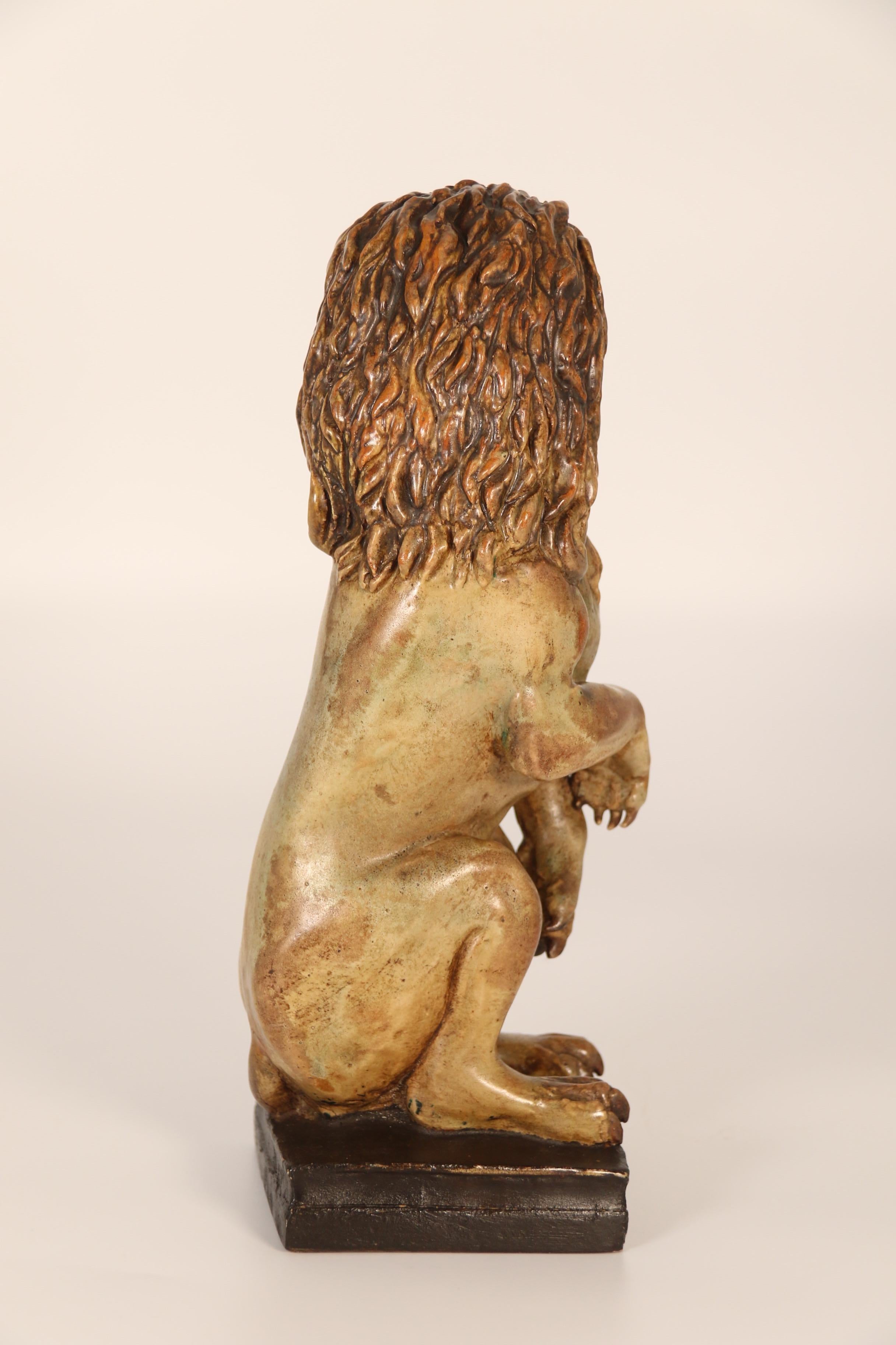 Paire de figurines en poterie d'art sculptées à la main représentant un lion héraldique et une licorne. en vente 4