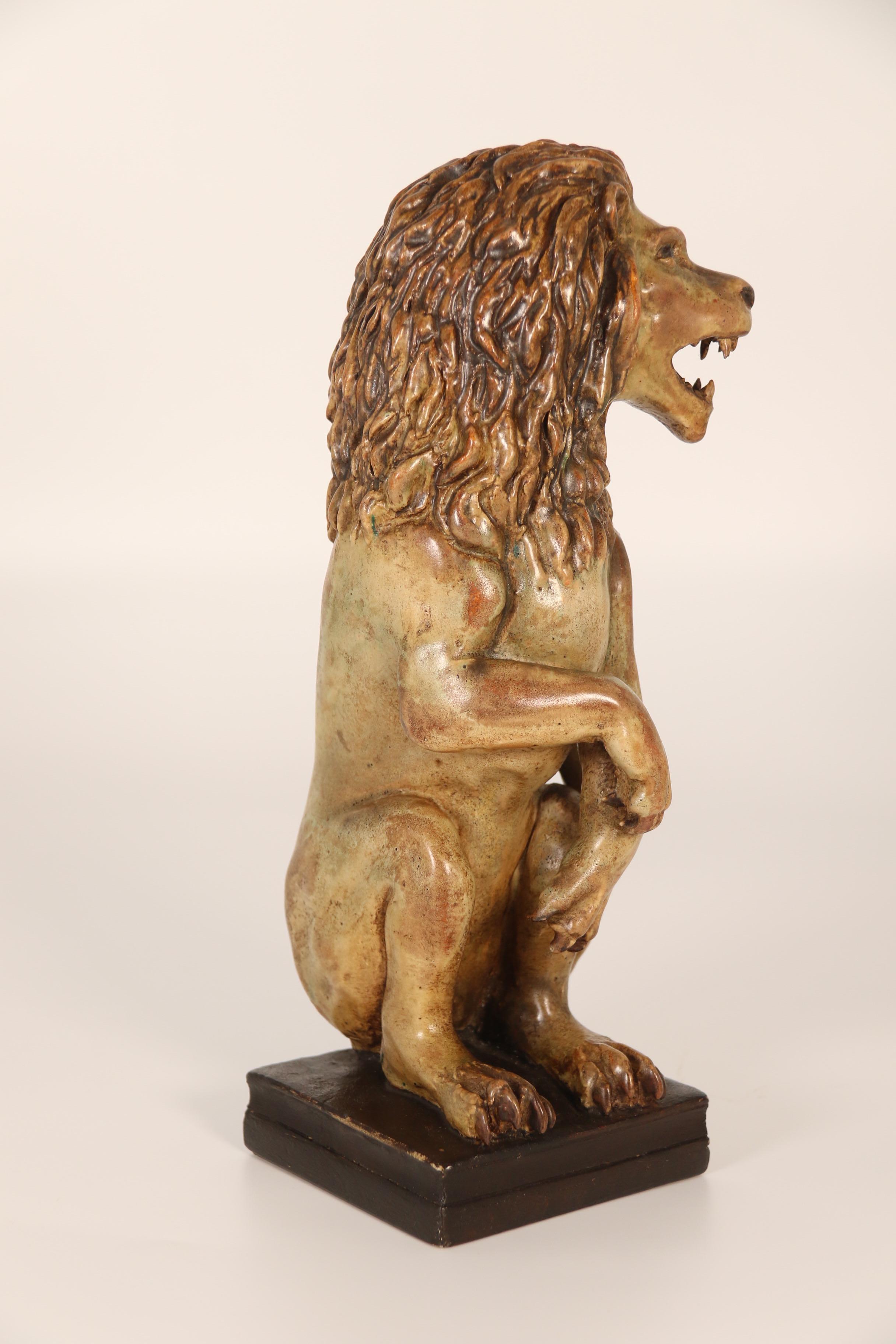 Paire de figurines en poterie d'art sculptées à la main représentant un lion héraldique et une licorne. en vente 5
