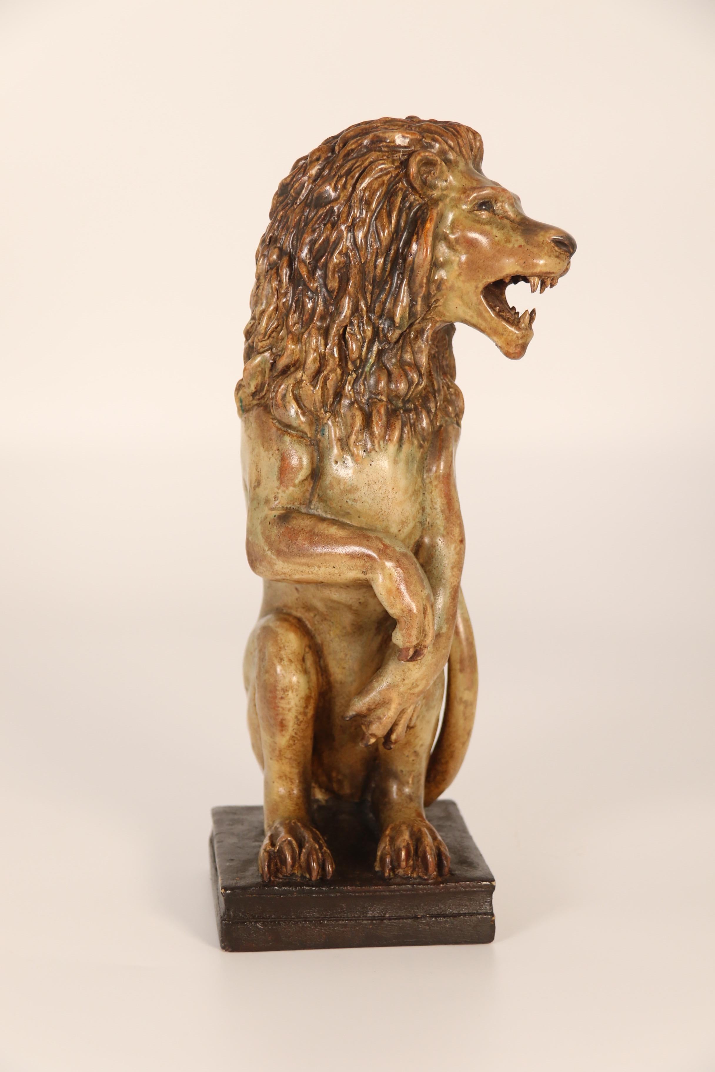 Paire de figurines en poterie d'art sculptées à la main représentant un lion héraldique et une licorne. en vente 6