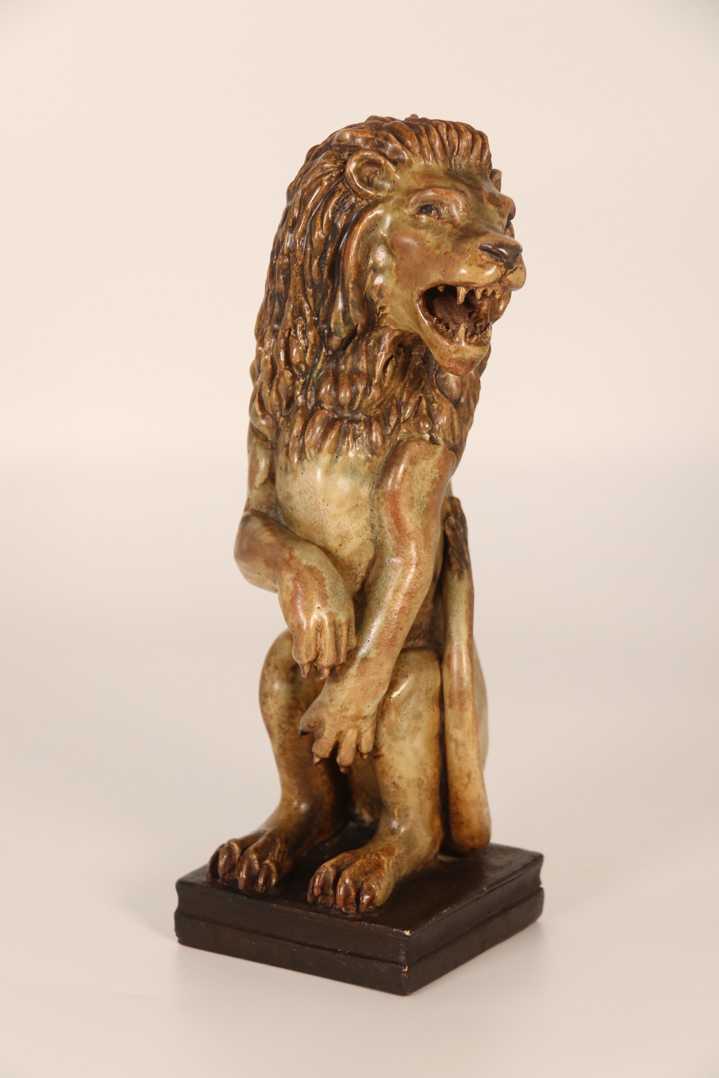 Paire de figurines en poterie d'art sculptées à la main représentant un lion héraldique et une licorne. en vente 7
