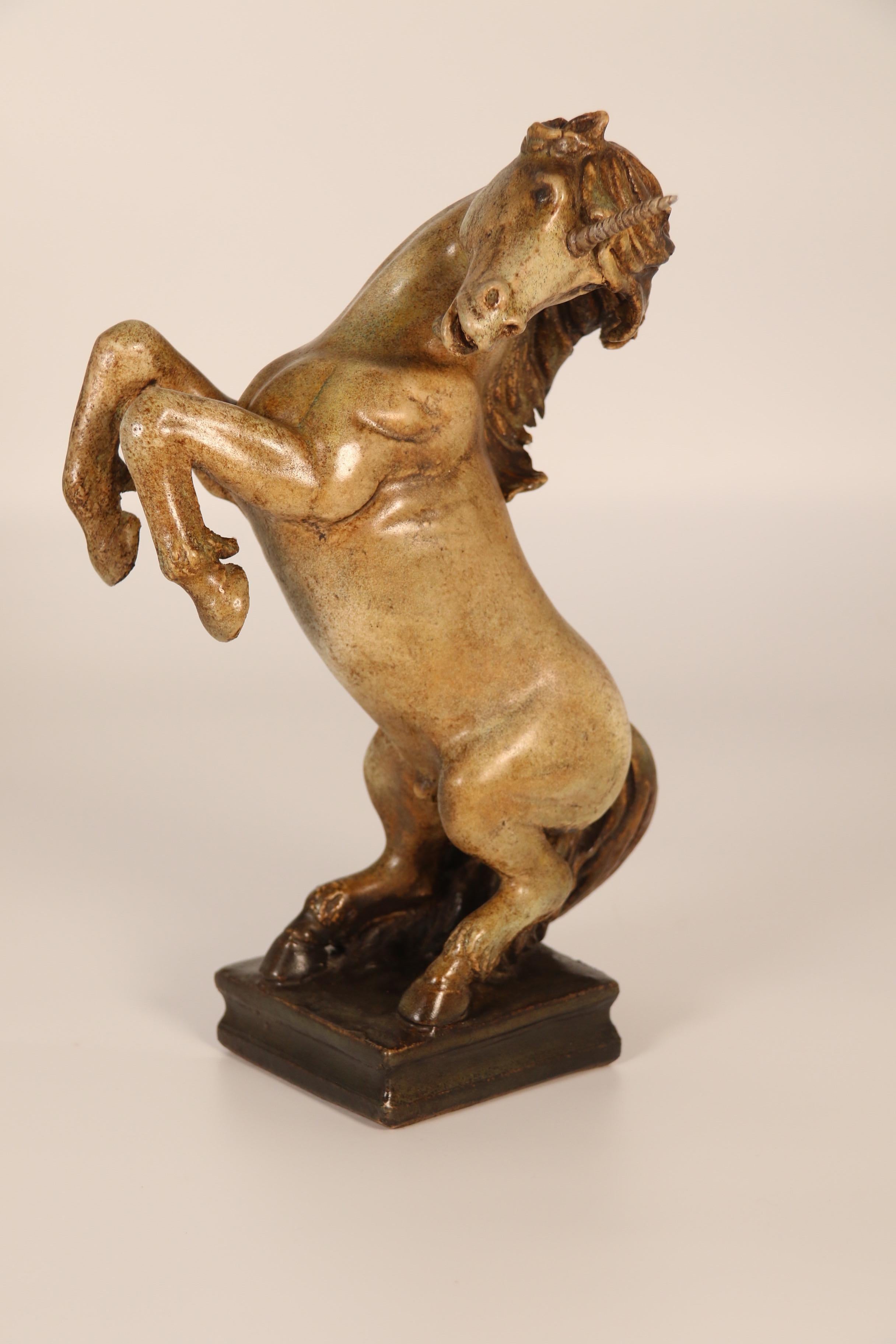 Paire de figurines en poterie d'art sculptées à la main représentant un lion héraldique et une licorne. en vente 8