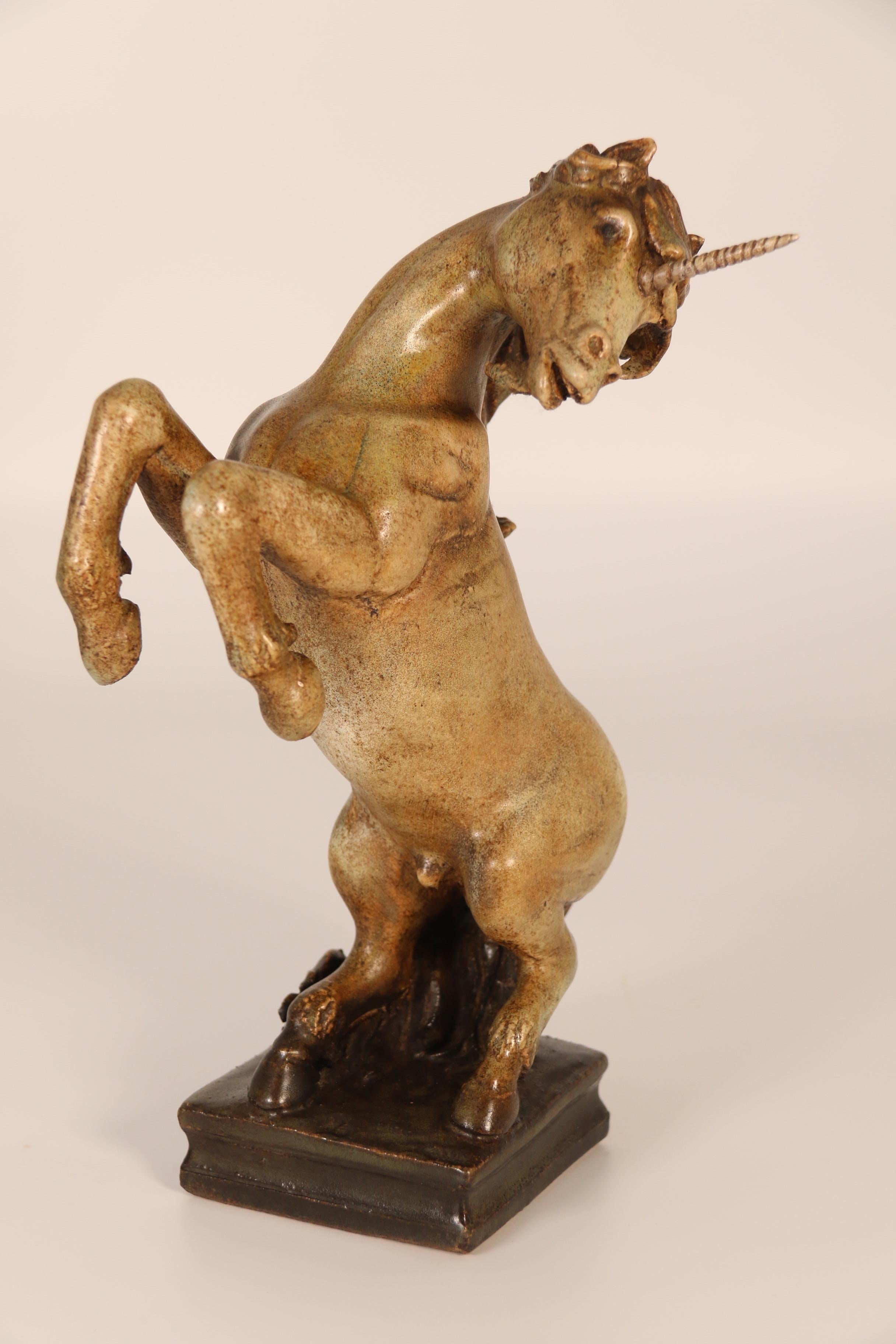 Paire de figurines en poterie d'art sculptées à la main représentant un lion héraldique et une licorne. en vente 9