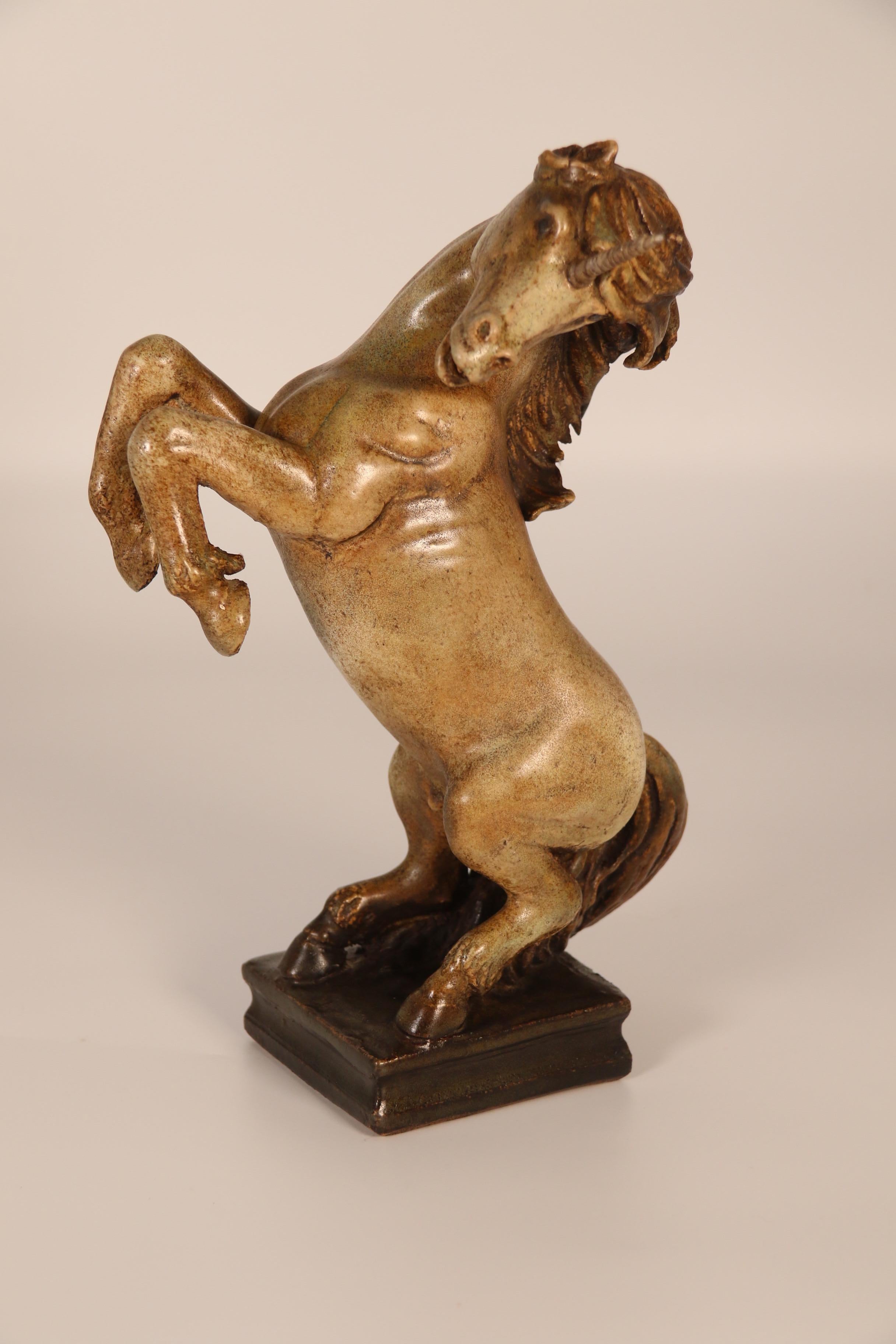 Paire de figurines en poterie d'art sculptées à la main représentant un lion héraldique et une licorne. en vente 10