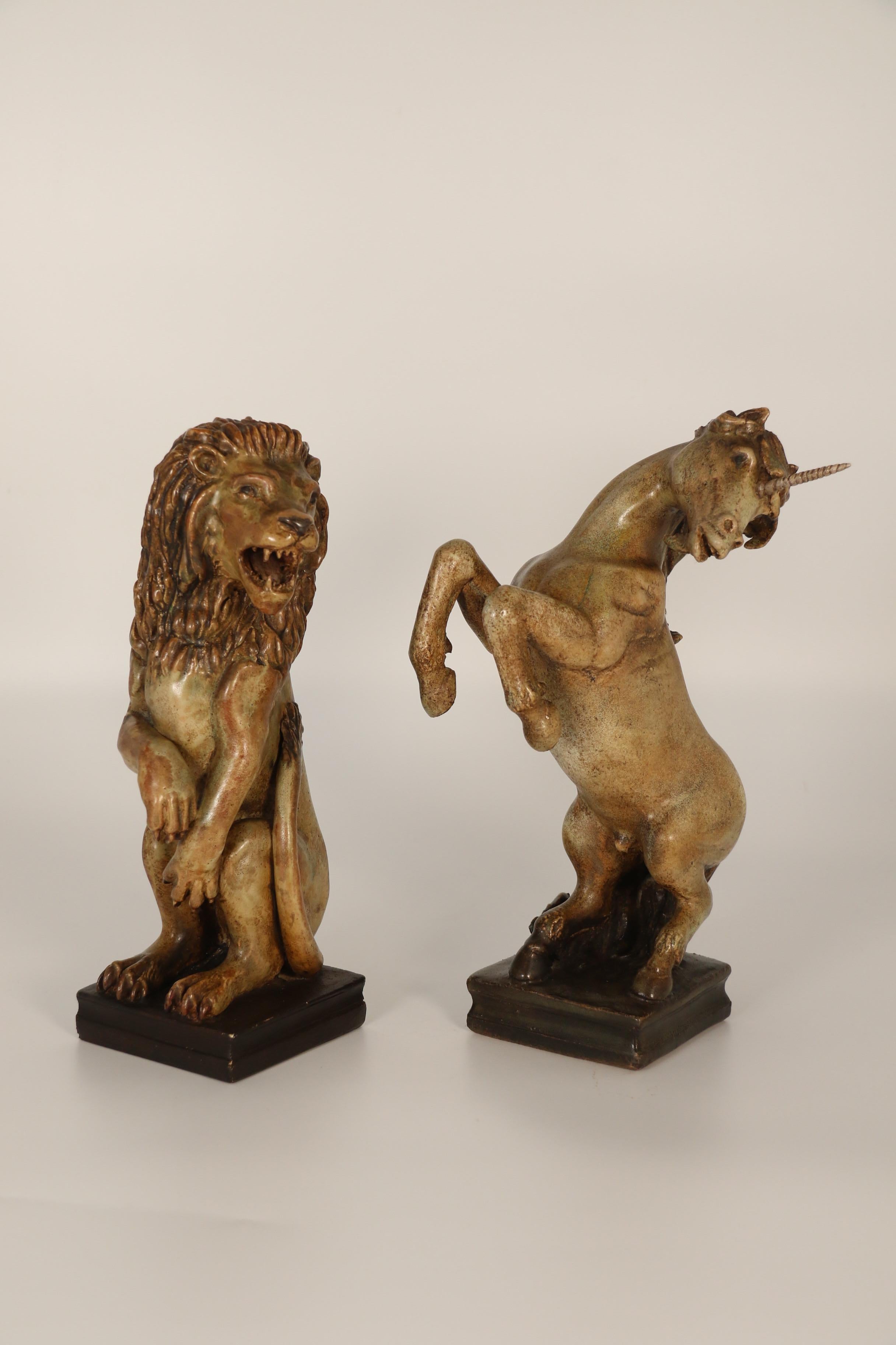 Ces magnifiques figures héraldiques d'un lion et d'une licorne en poterie sculptée à la main sont très inhabituelles.  Ils sont de fabrication européenne et ont vraisemblablement été fabriqués comme des pièces uniques, car il y a une légère
