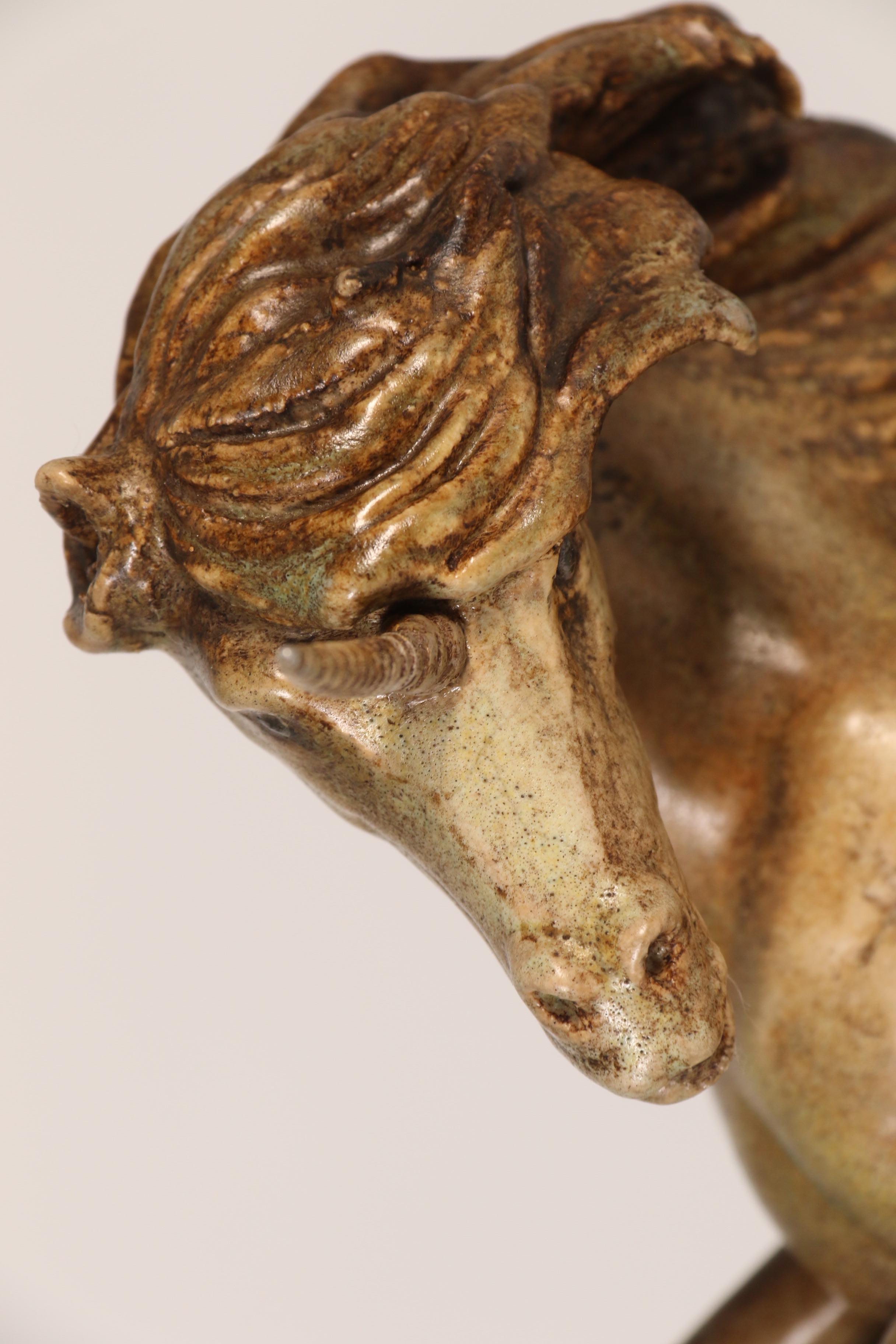 Paire de figurines en poterie d'art sculptées à la main représentant un lion héraldique et une licorne. en vente 12
