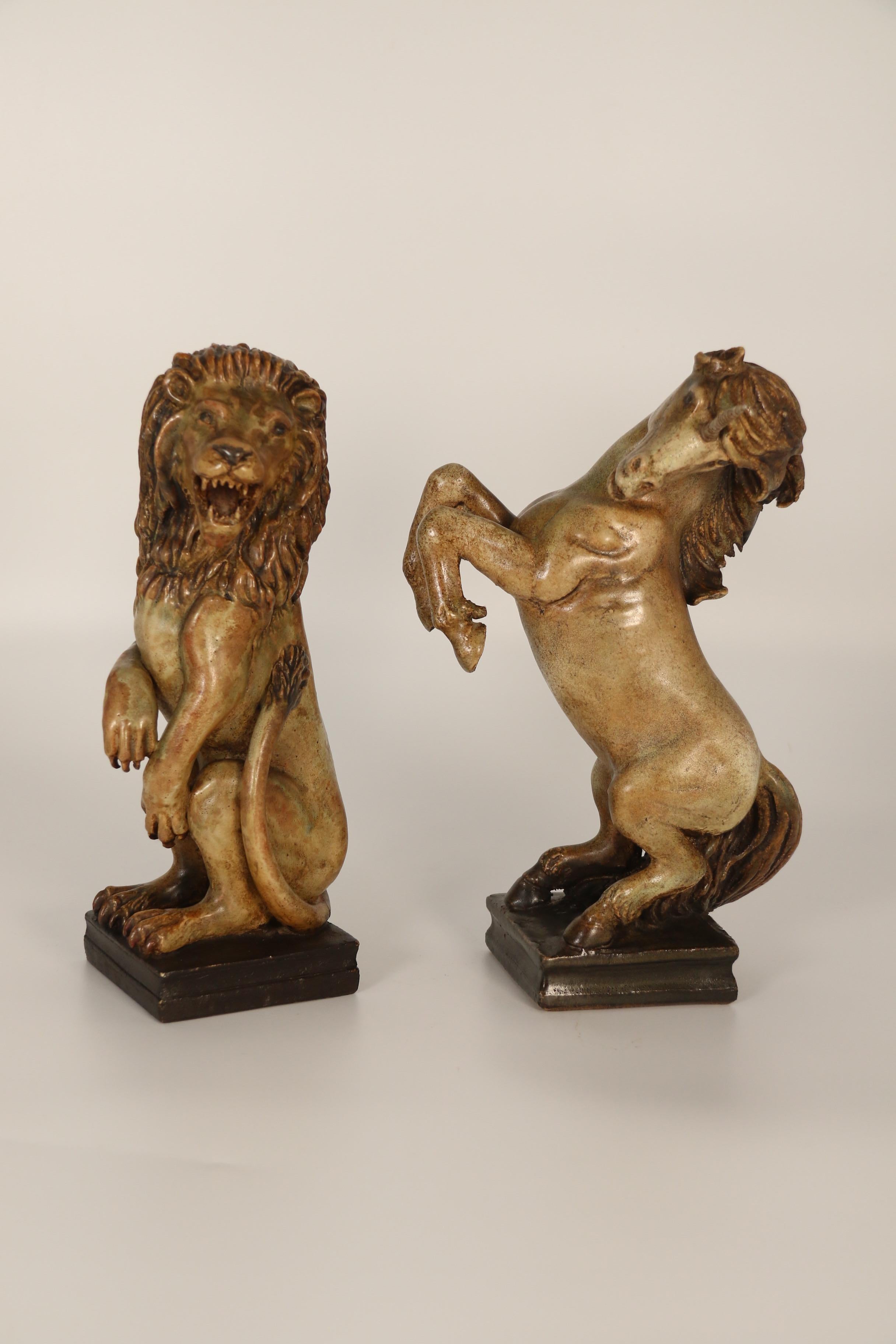 Artisanat Paire de figurines en poterie d'art sculptées à la main représentant un lion héraldique et une licorne. en vente