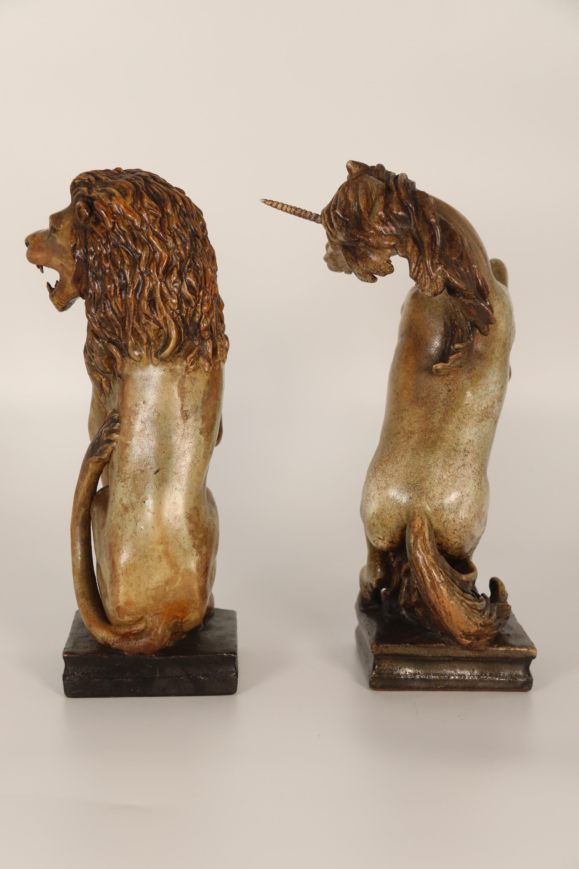 Ein Paar handgeformte Kunstkeramikfiguren eines heraldischen Löwen und eines Einhorns mit Einhorns. (Deutsch) im Angebot