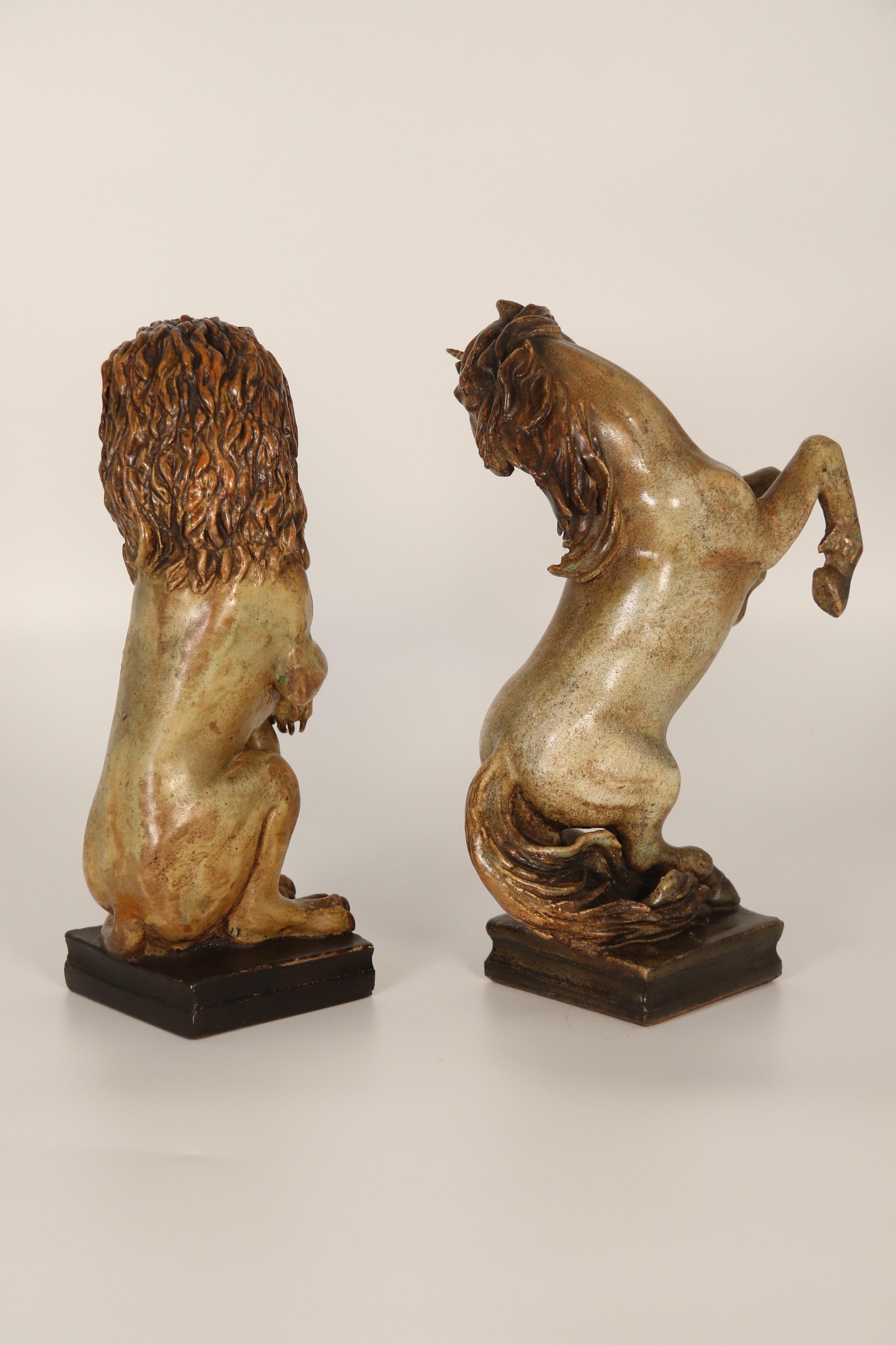 Fait main Paire de figurines en poterie d'art sculptées à la main représentant un lion héraldique et une licorne. en vente