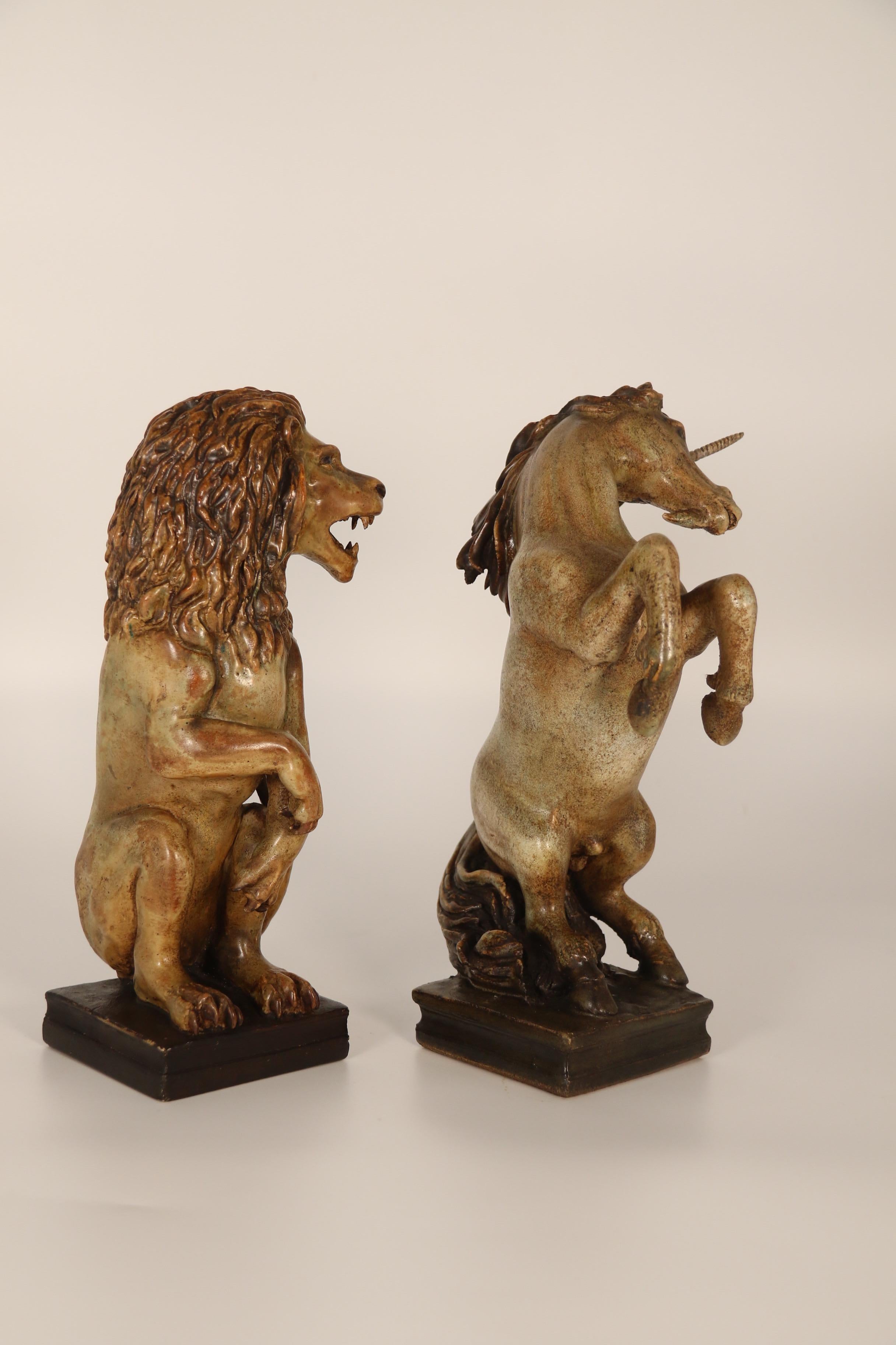 20ième siècle Paire de figurines en poterie d'art sculptées à la main représentant un lion héraldique et une licorne. en vente
