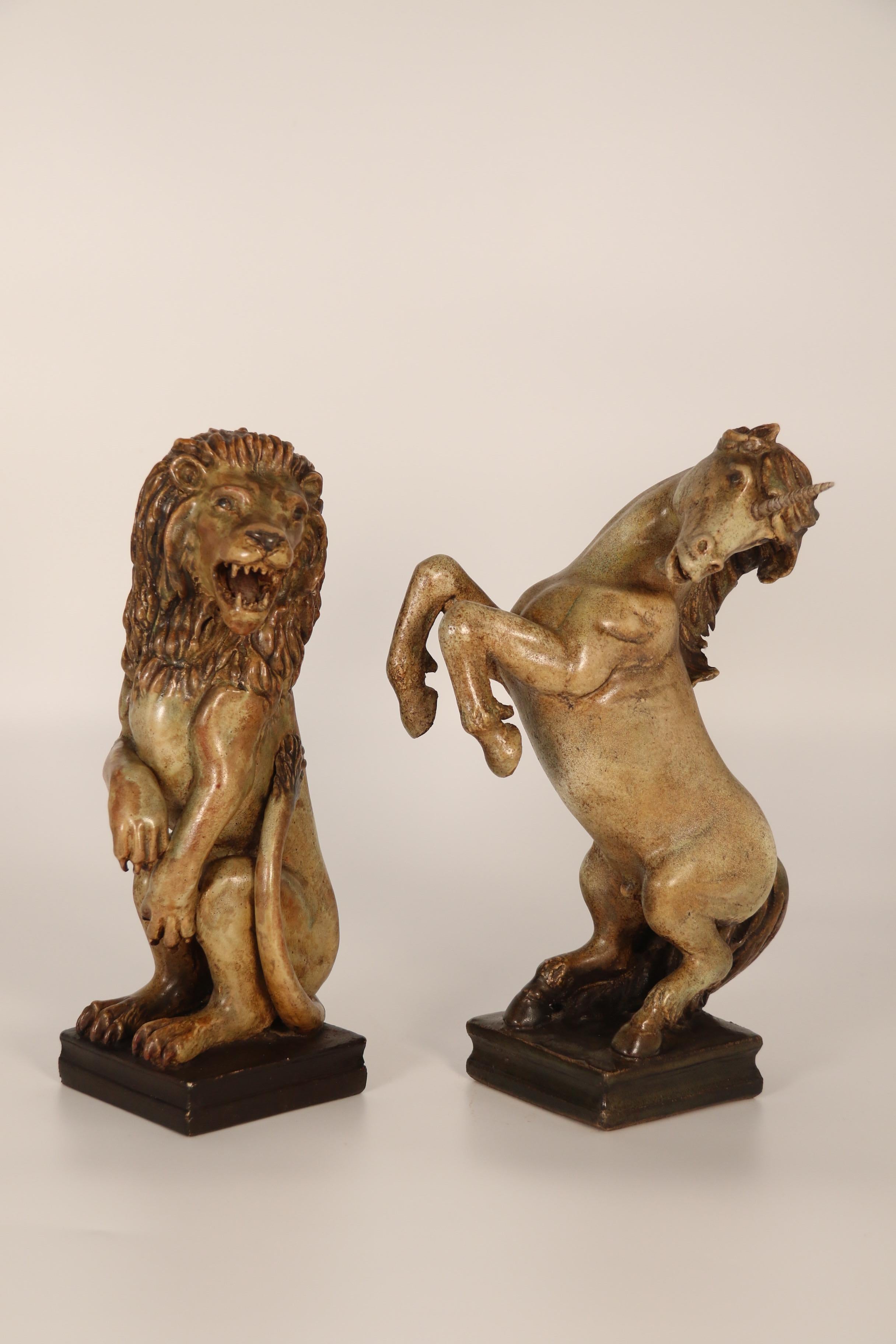 Poteries Paire de figurines en poterie d'art sculptées à la main représentant un lion héraldique et une licorne. en vente
