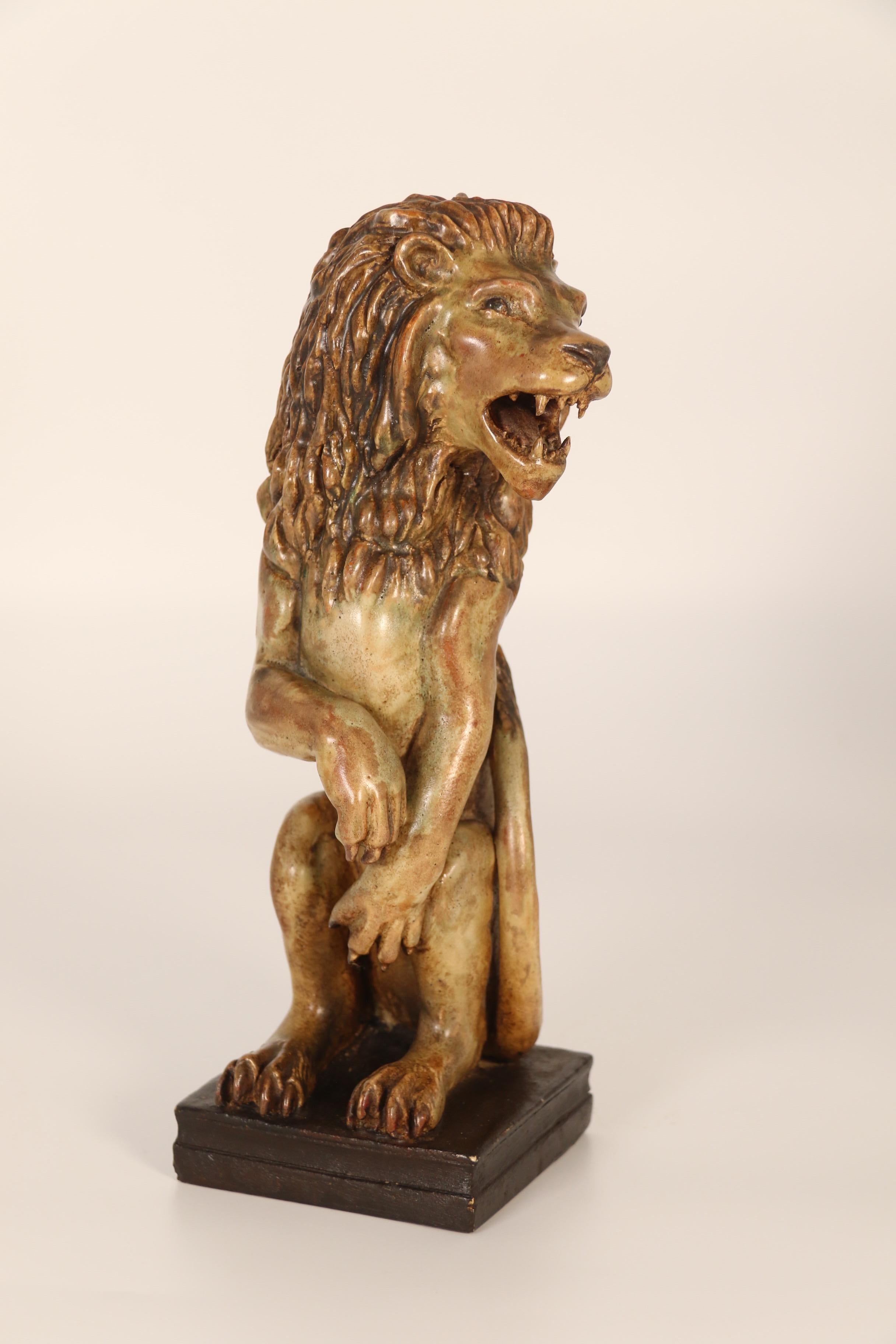 Paire de figurines en poterie d'art sculptées à la main représentant un lion héraldique et une licorne. en vente 1