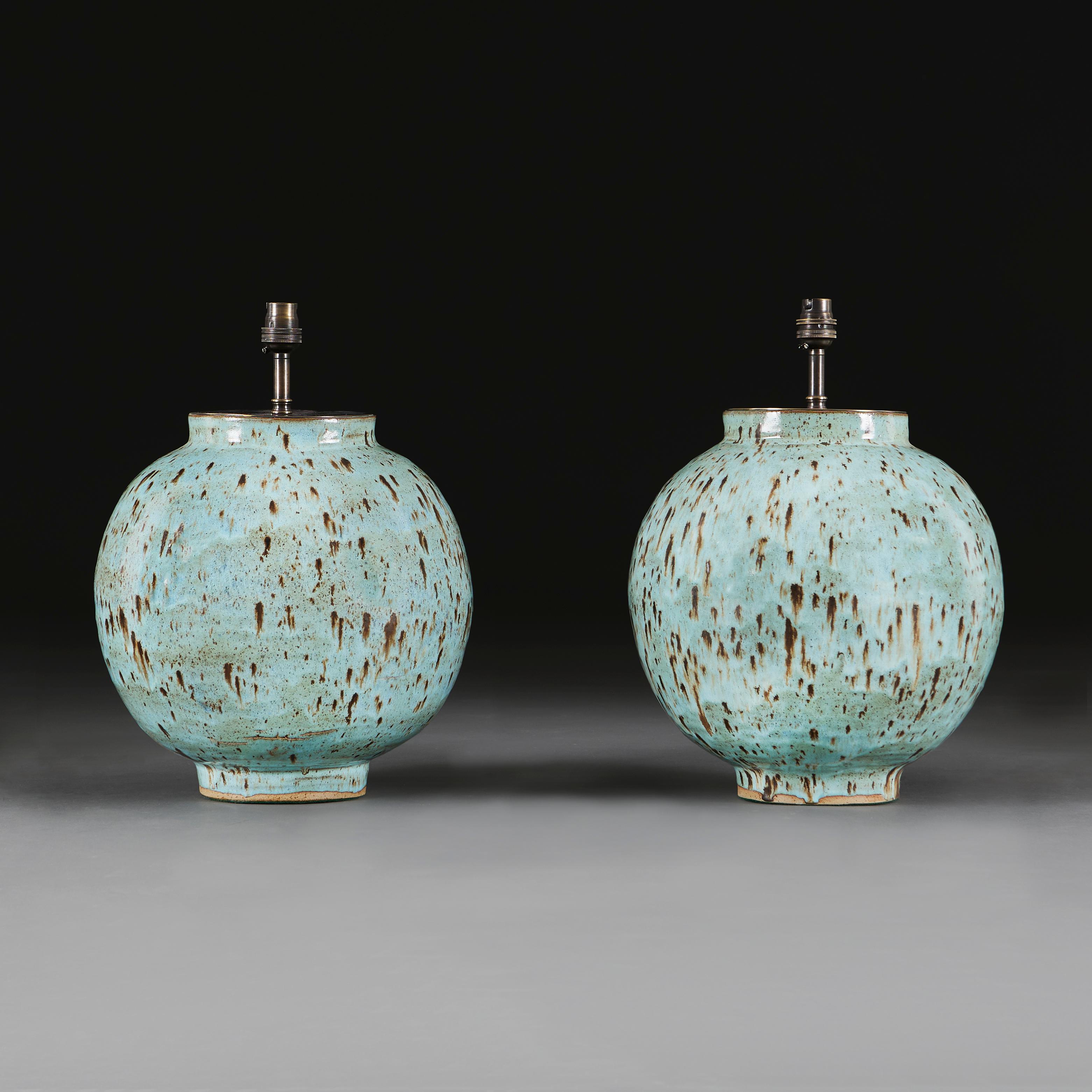 Anglais Paire de jarres de lune turquoise en poterie d'art utilisées comme lampes en vente