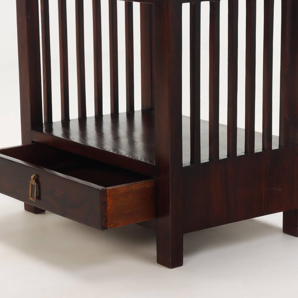 Arts and Crafts Coppia di comodini in stile Arts and Craft, C.C. anni '70. in vendita