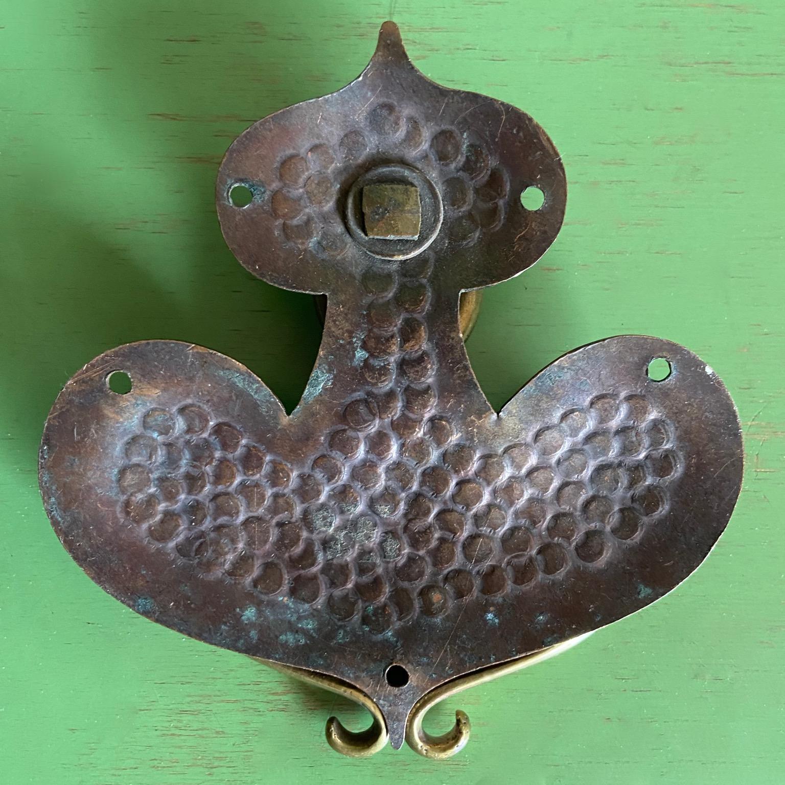 Pareja de tiradores de gota Art Nouveau Arts & Crafts, latón y cobre batido Británico en venta