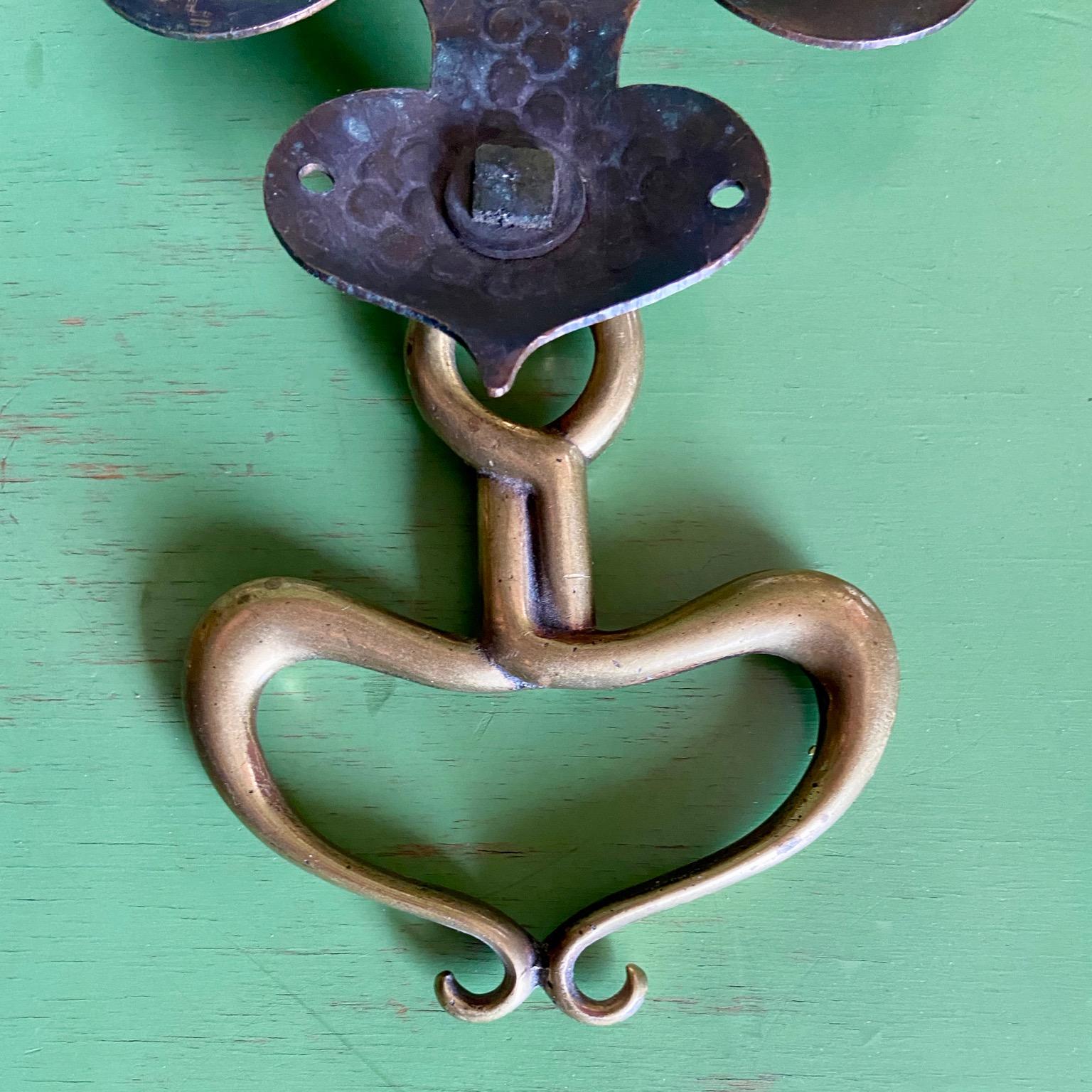 Pareja de tiradores de gota Art Nouveau Arts & Crafts, latón y cobre batido Latón en venta
