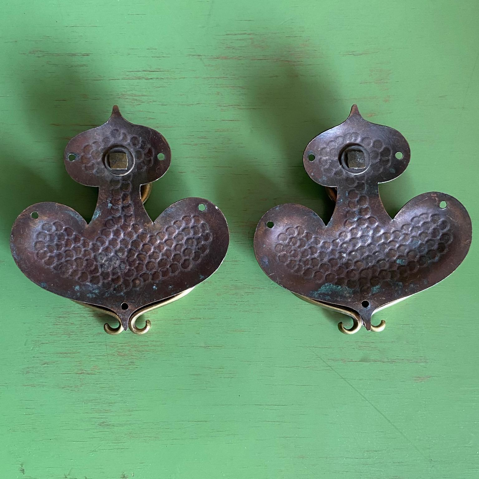Pareja de tiradores de gota Art Nouveau Arts & Crafts, latón y cobre batido en venta 1