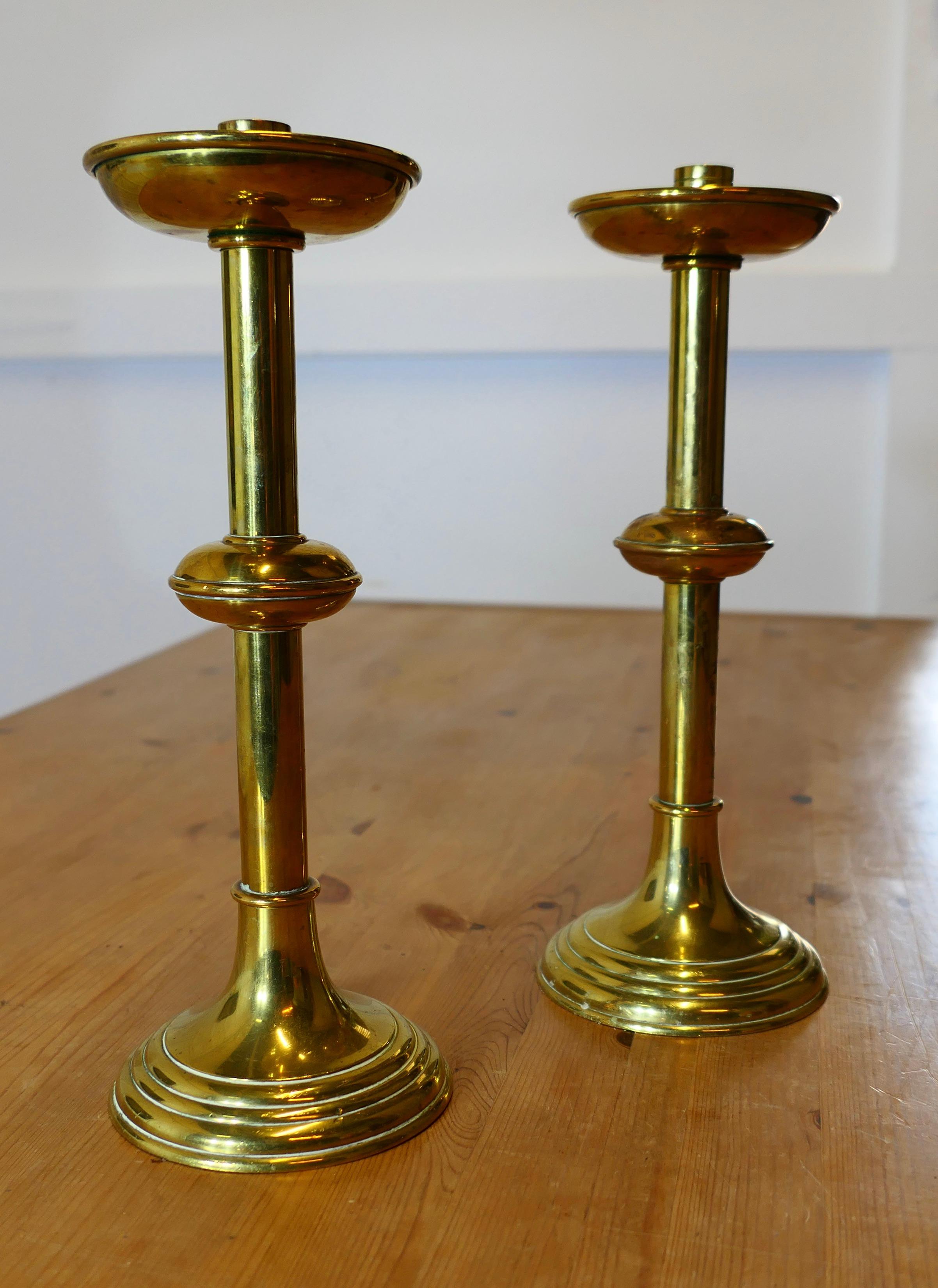 Arts and Crafts Paire de bâtons de bougie en laiton de style Arts and Craft en vente