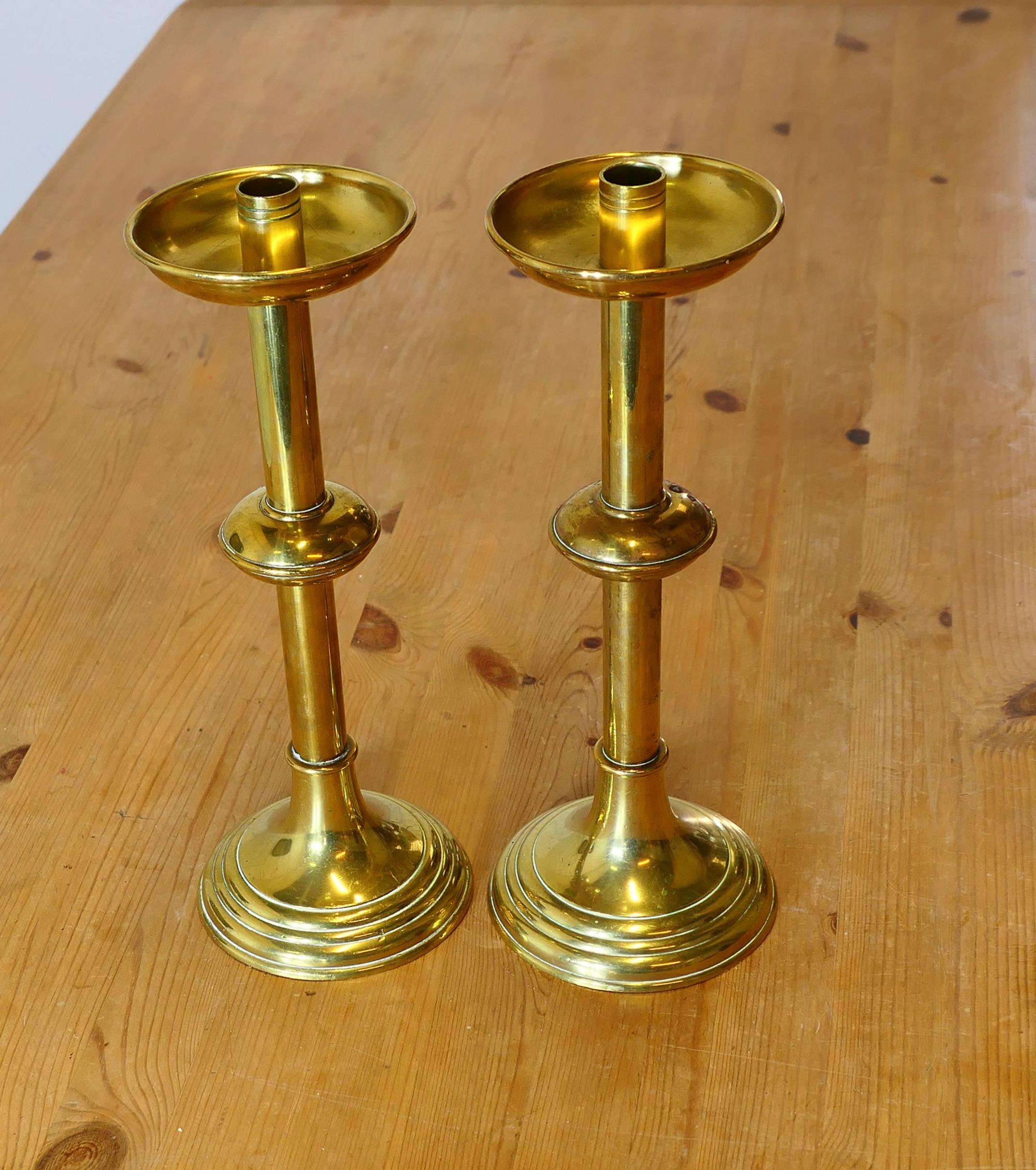 Laiton Paire de bâtons de bougie en laiton de style Arts and Craft en vente