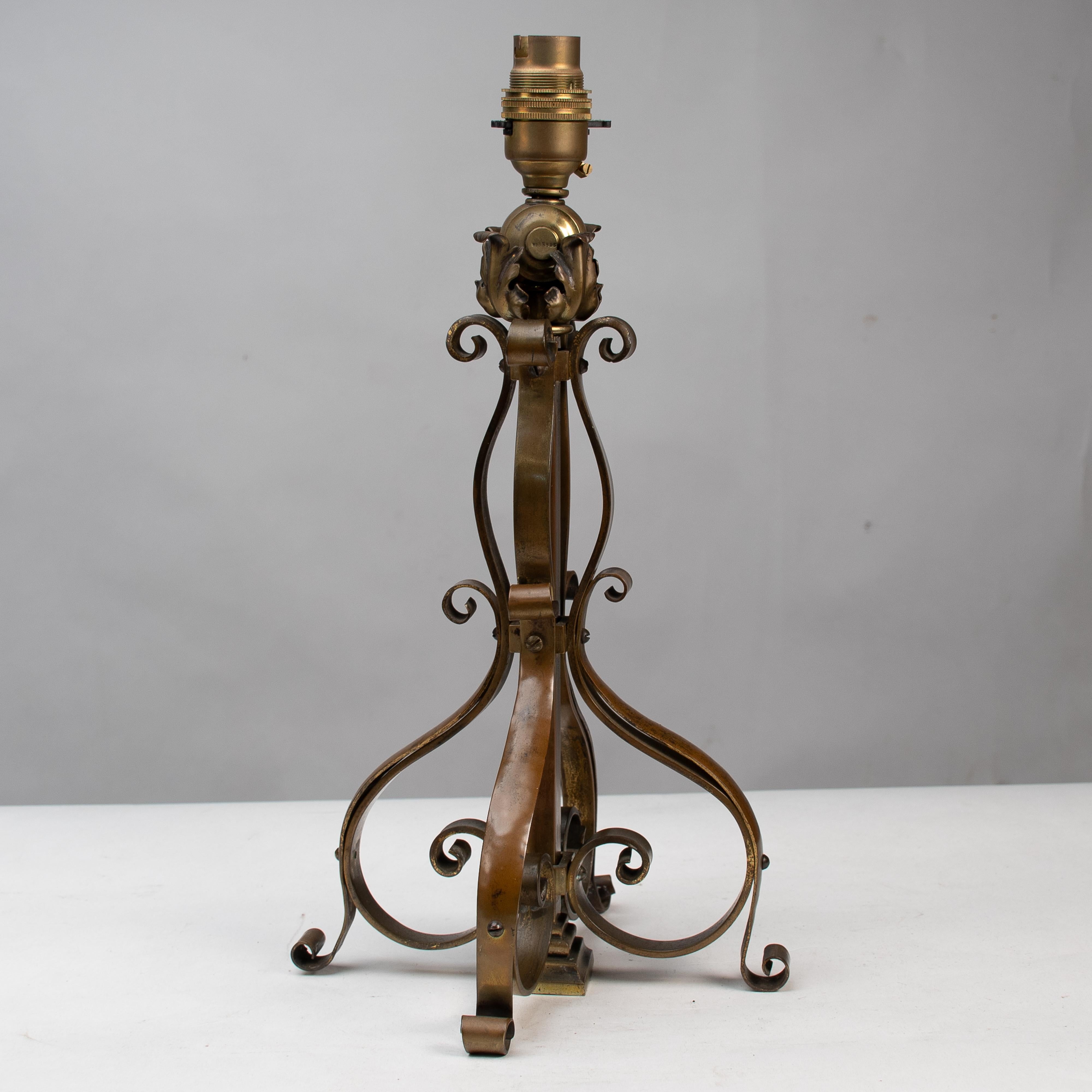 Un par de lámparas de mesa o de poste de latón Arts and Crafts en venta 3