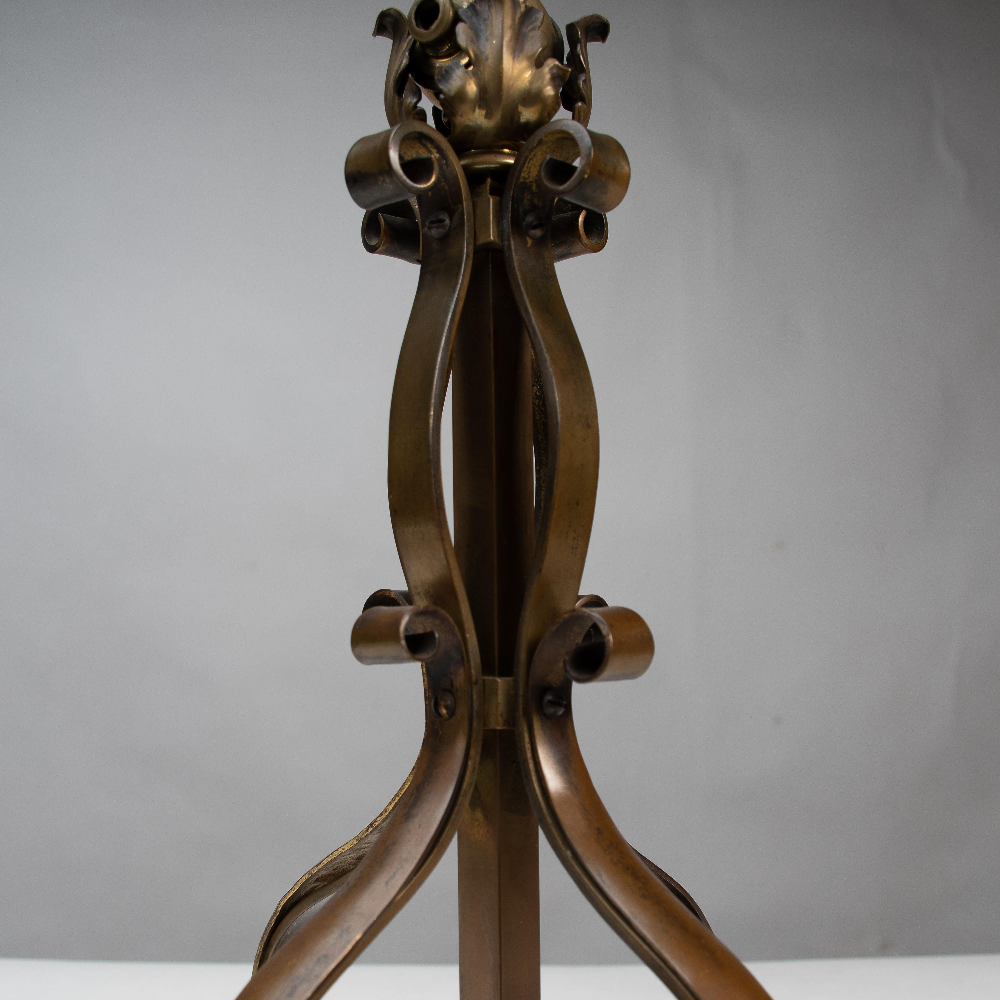 Un par de lámparas de mesa o de poste de latón Arts and Crafts en venta 6
