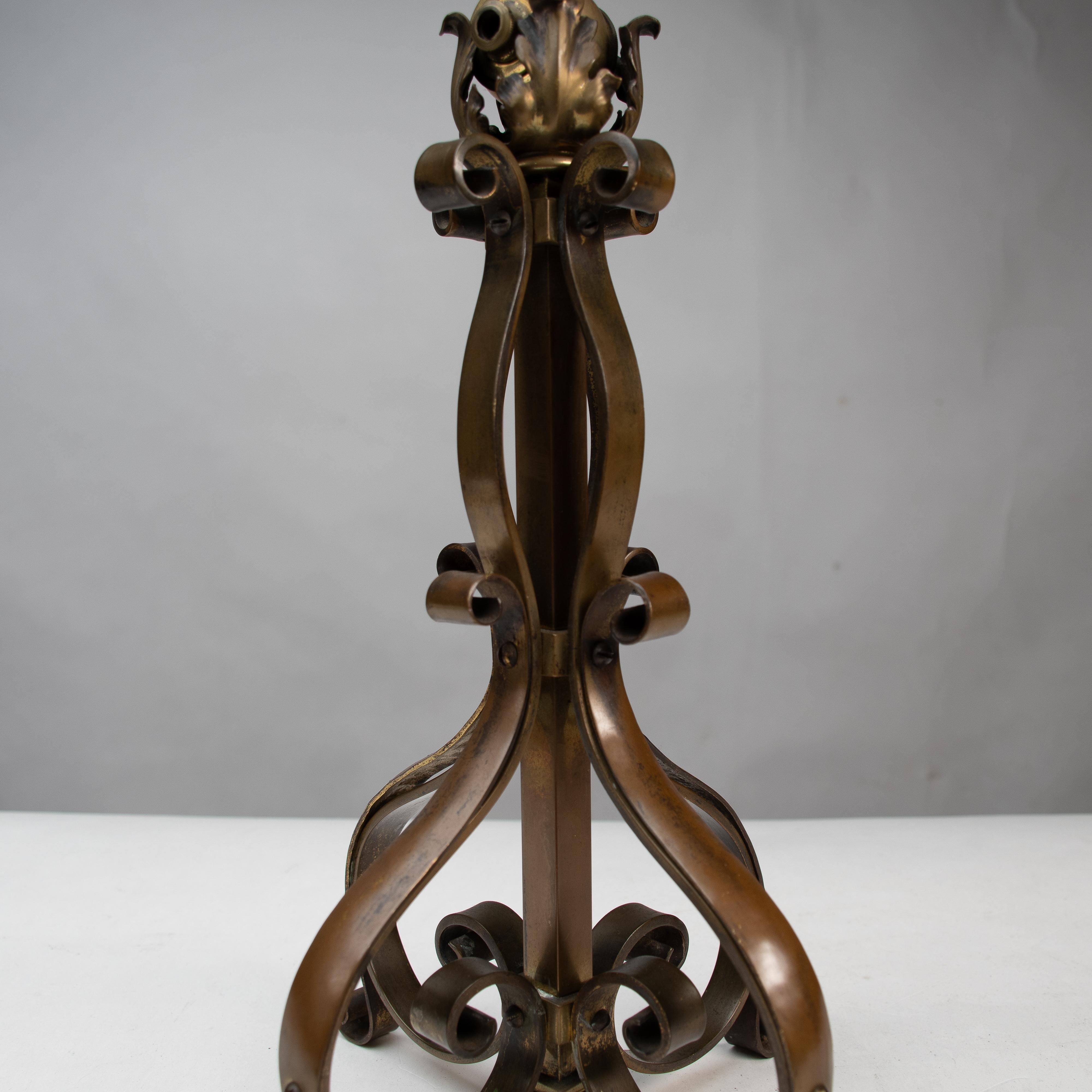 Un par de lámparas de mesa o de poste de latón Arts and Crafts en venta 7