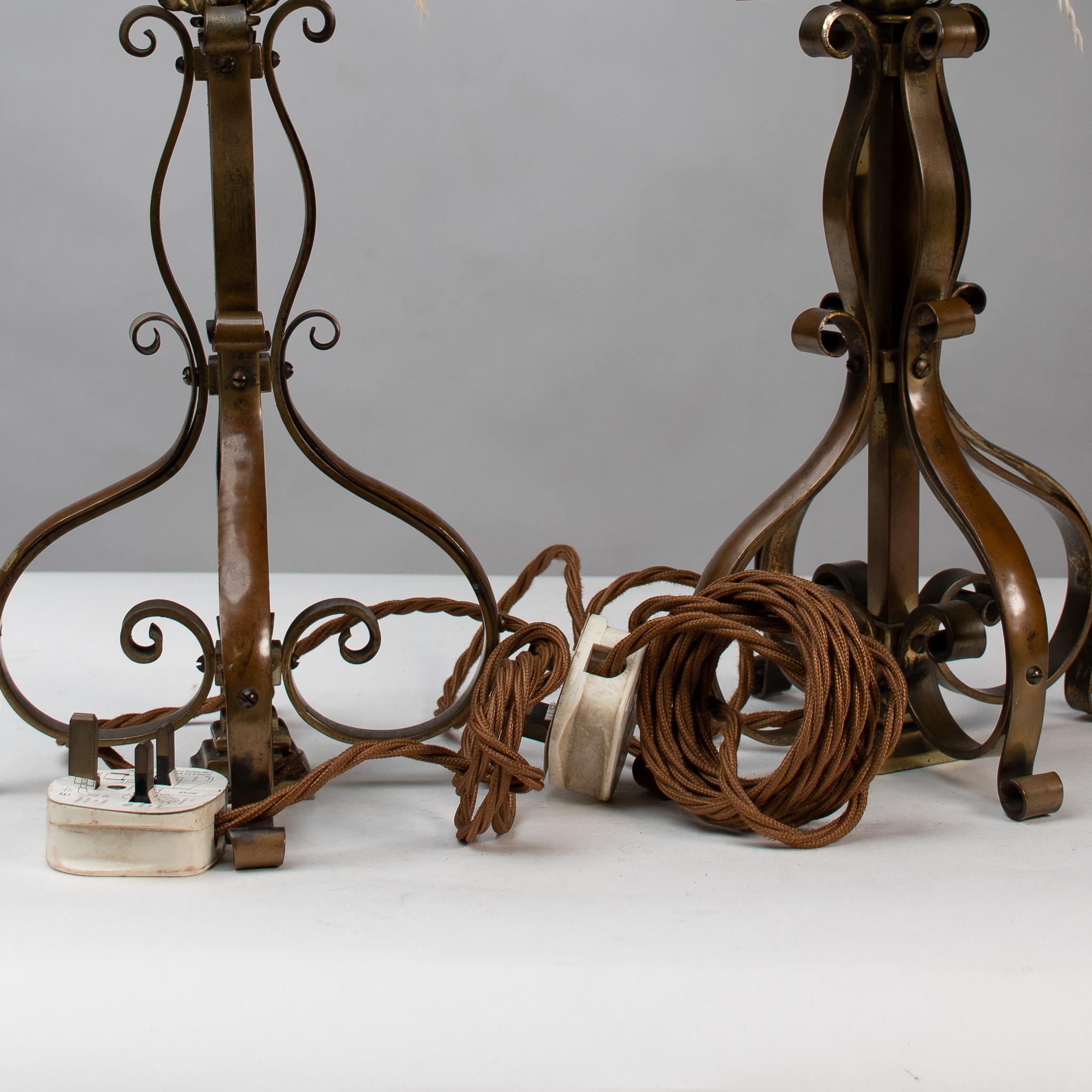 Un par de lámparas de mesa o de poste de latón Arts and Crafts en venta 13