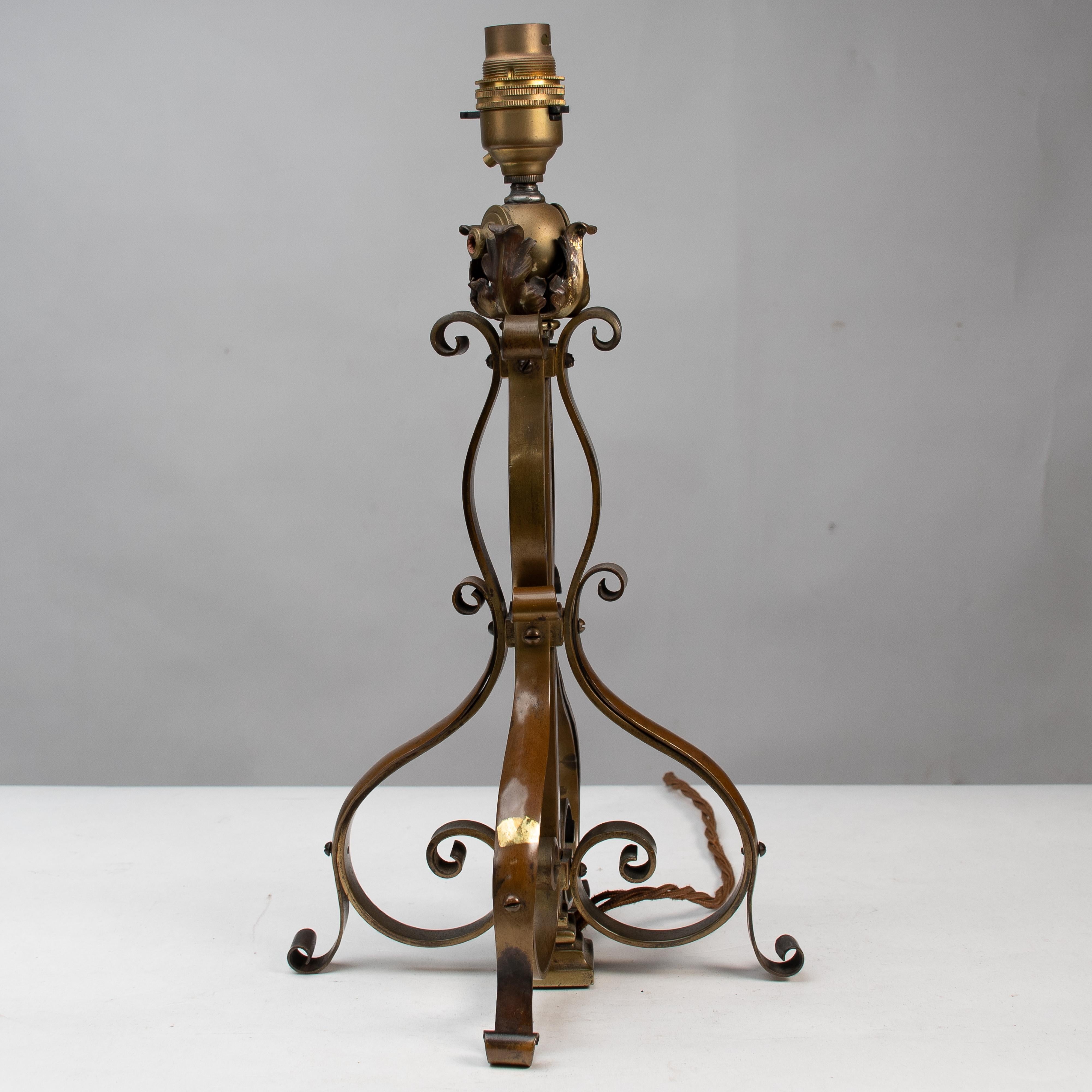 Un par de lámparas de mesa o de poste de latón Arts and Crafts Artes y manualidades en venta