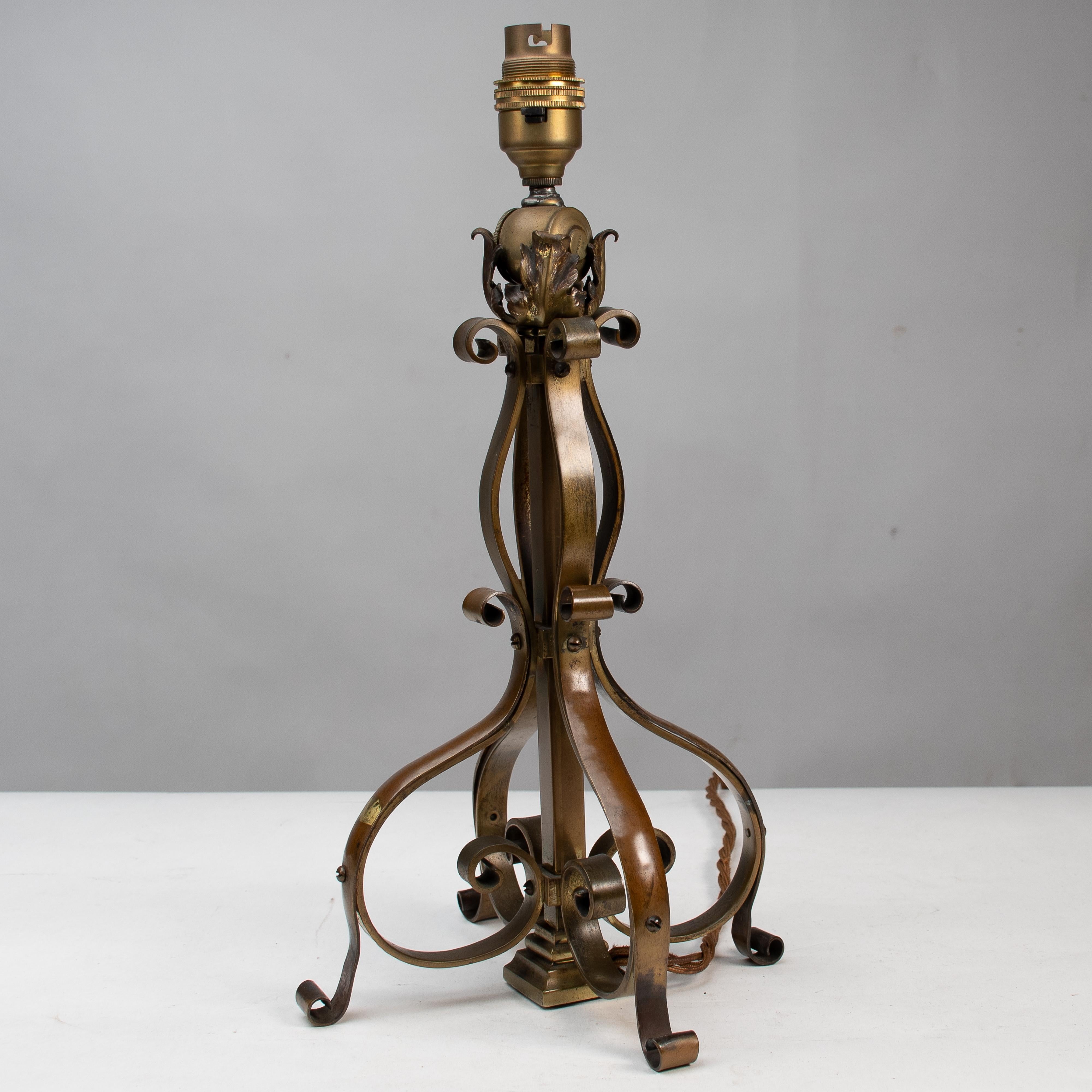 Un par de lámparas de mesa o de poste de latón Arts and Crafts Inglés en venta