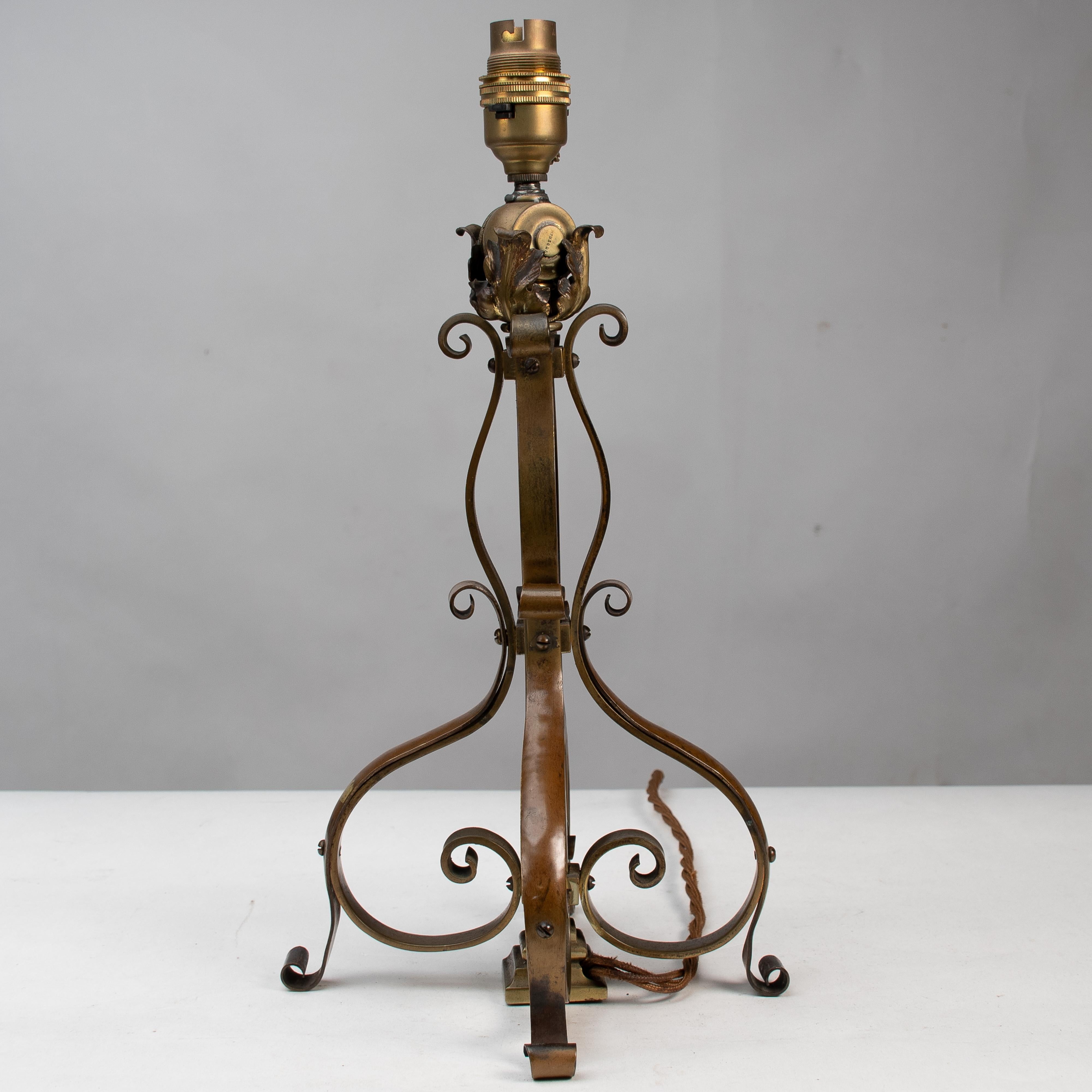 Un par de lámparas de mesa o de poste de latón Arts and Crafts en Bueno estado para la venta en London, GB