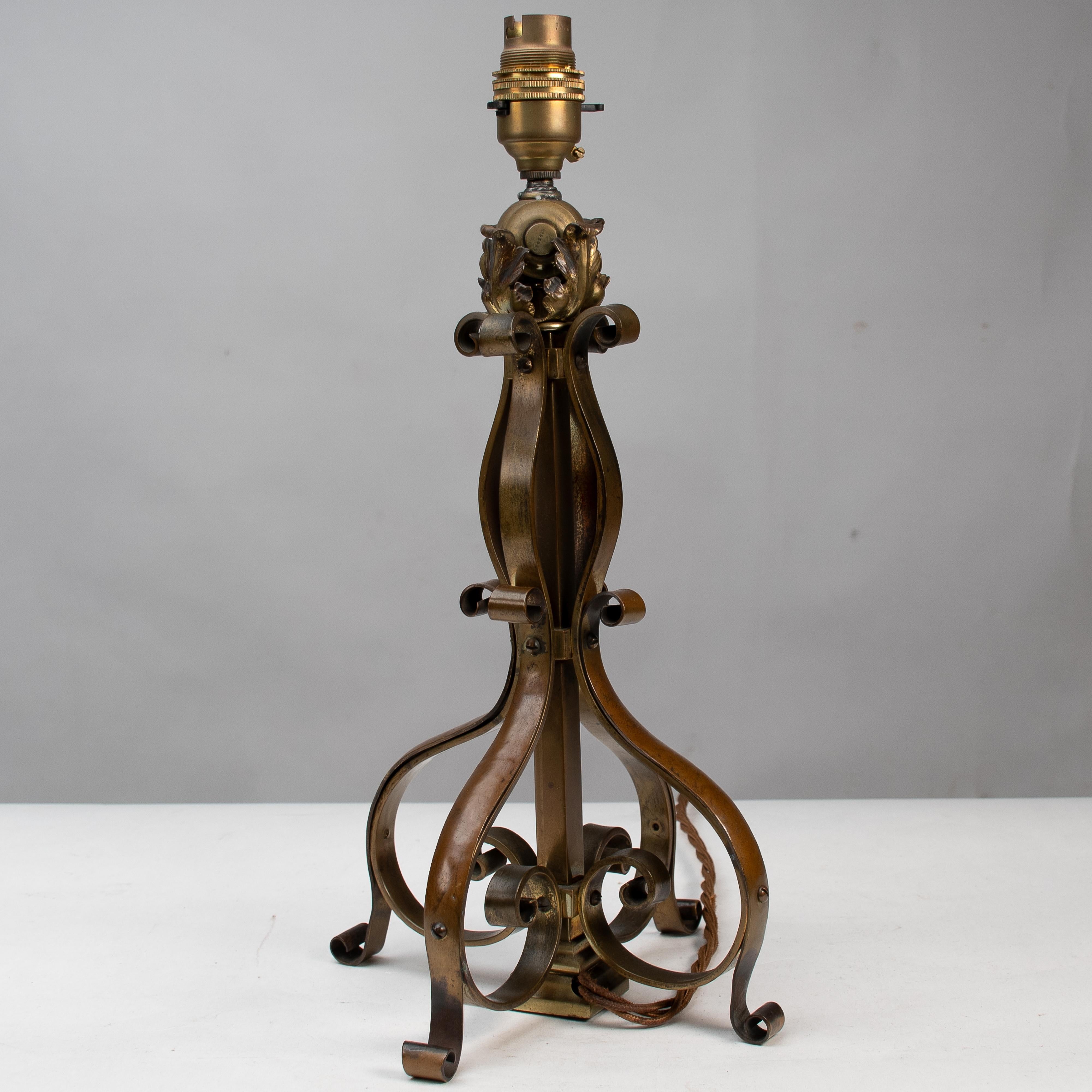Un par de lámparas de mesa o de poste de latón Arts and Crafts principios del siglo XX en venta