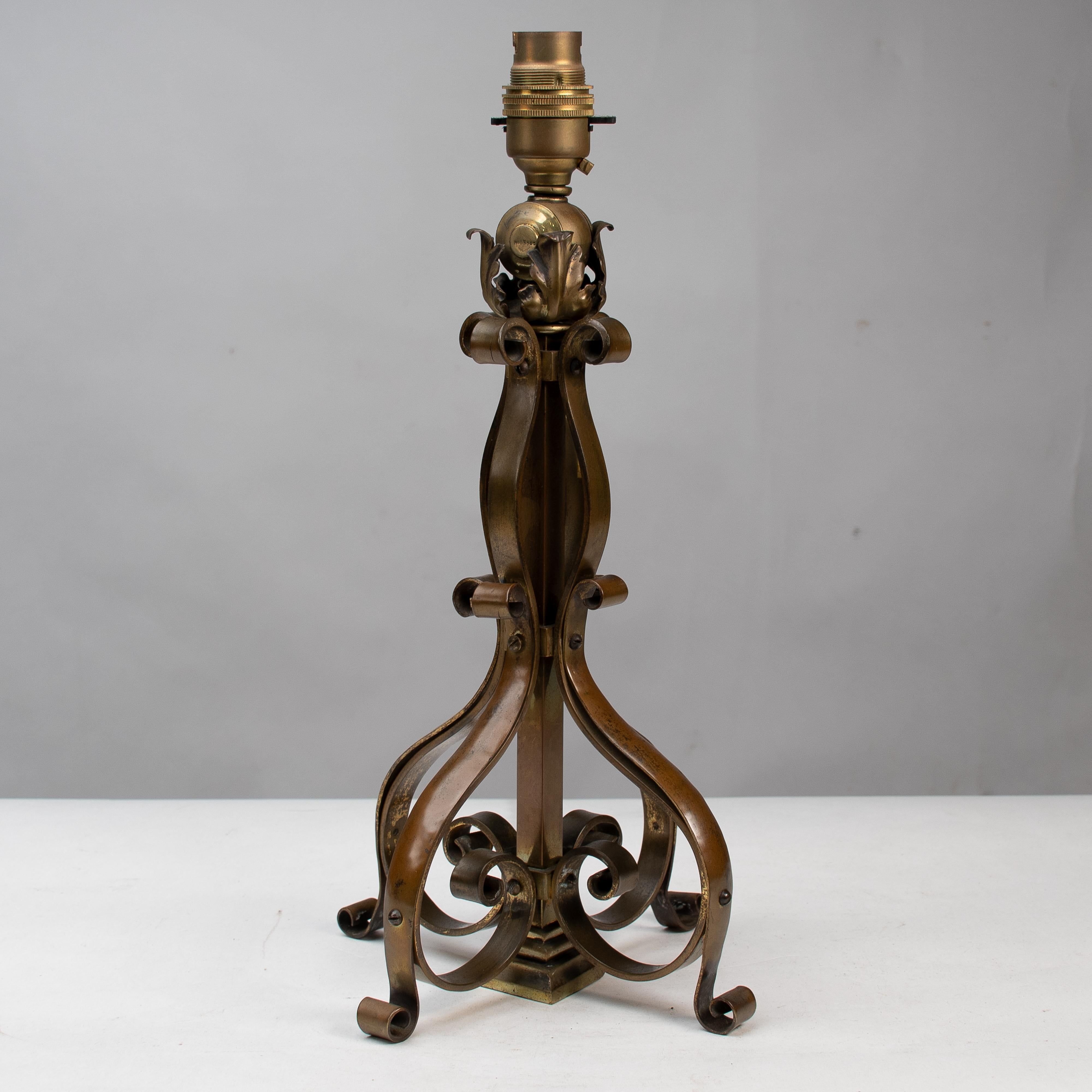 Un par de lámparas de mesa o de poste de latón Arts and Crafts en venta 2
