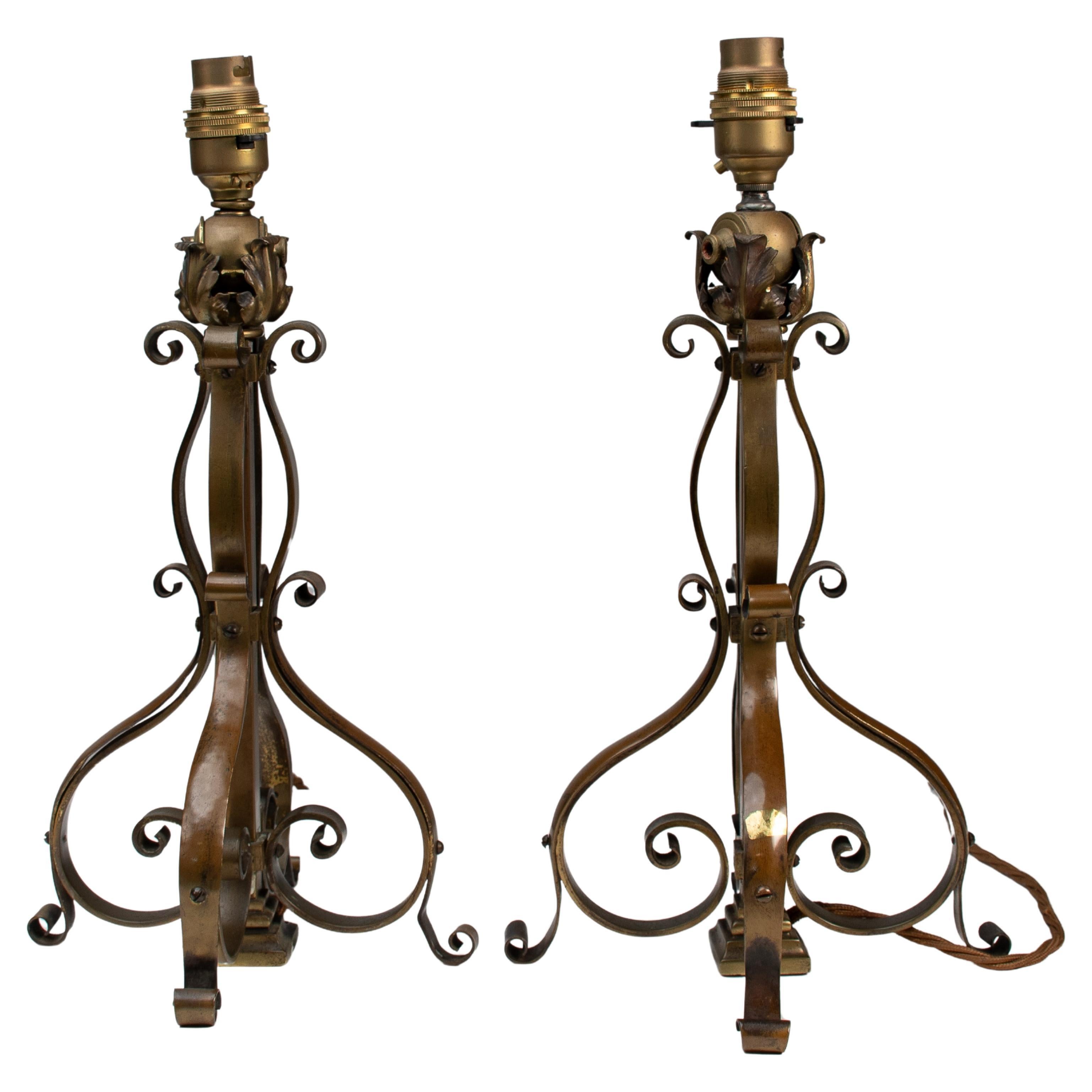 Paire de lampes de table ou de lampes à tige en laiton Arts and Crafts