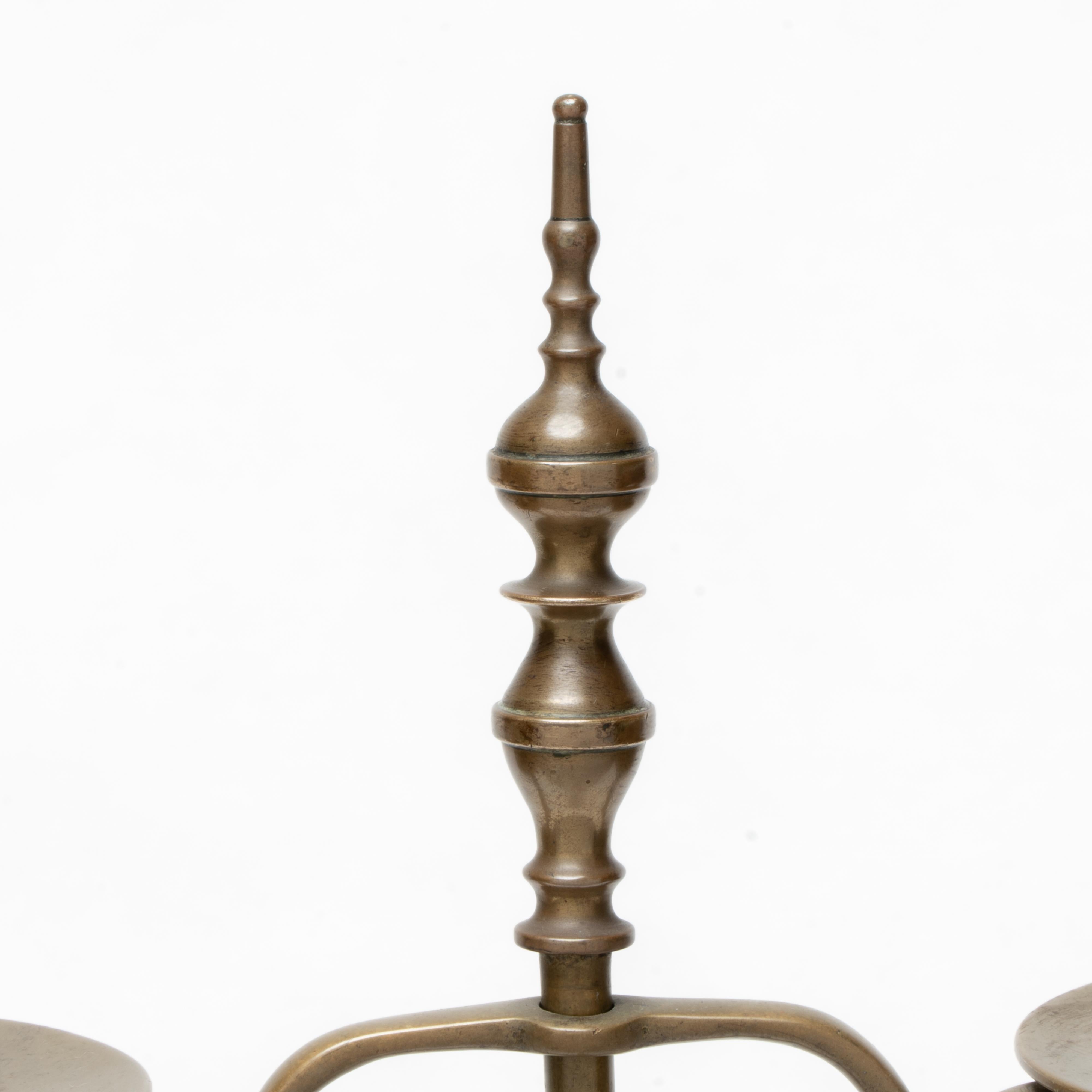 Coppia di candelabri a due rami in ottone di Arts and Crafts con altezza regolabile in vendita 4