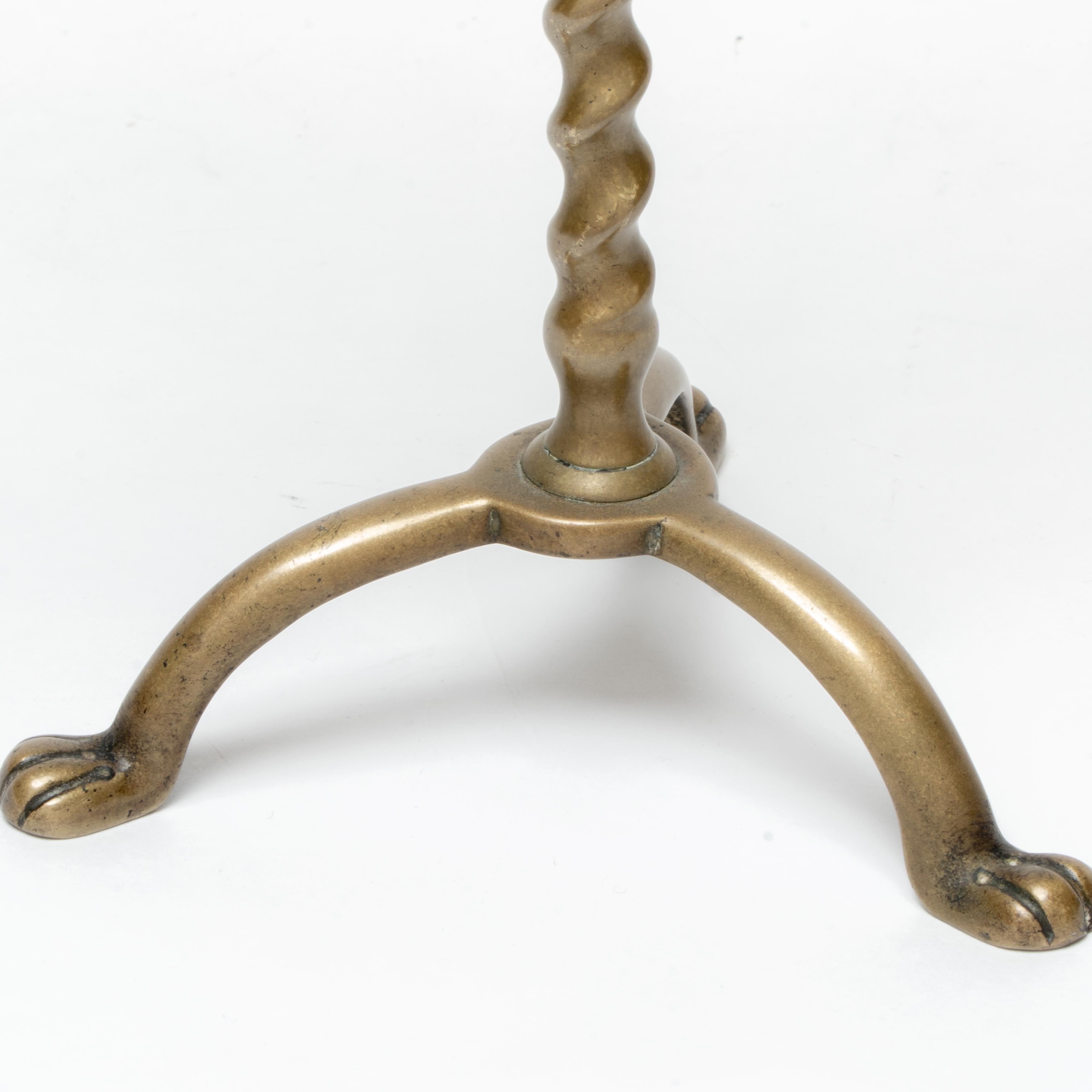 Coppia di candelabri a due rami in ottone di Arts and Crafts con altezza regolabile in vendita 6