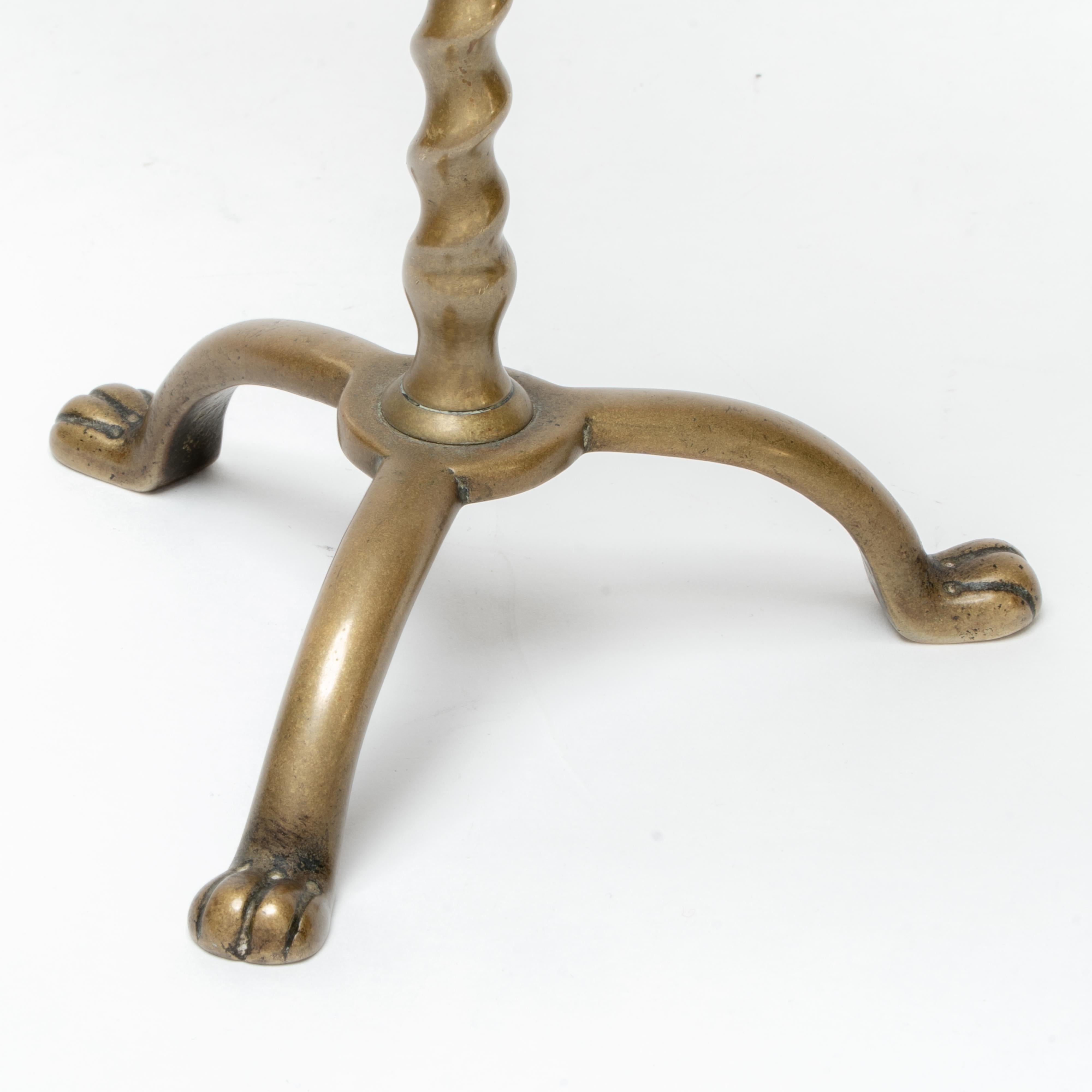 Coppia di candelabri a due rami in ottone di Arts and Crafts con altezza regolabile in vendita 7