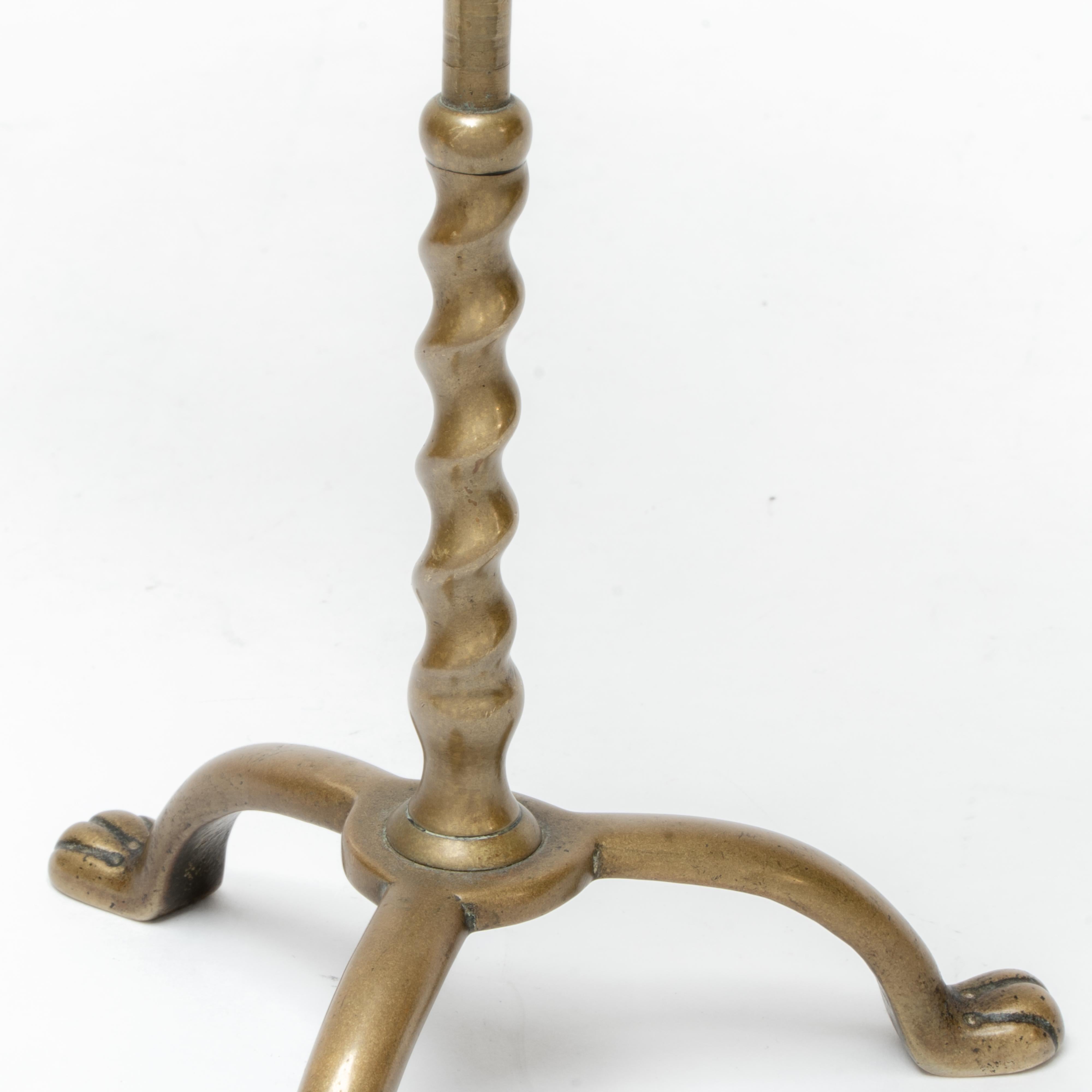 Coppia di candelabri a due rami in ottone di Arts and Crafts con altezza regolabile in vendita 8