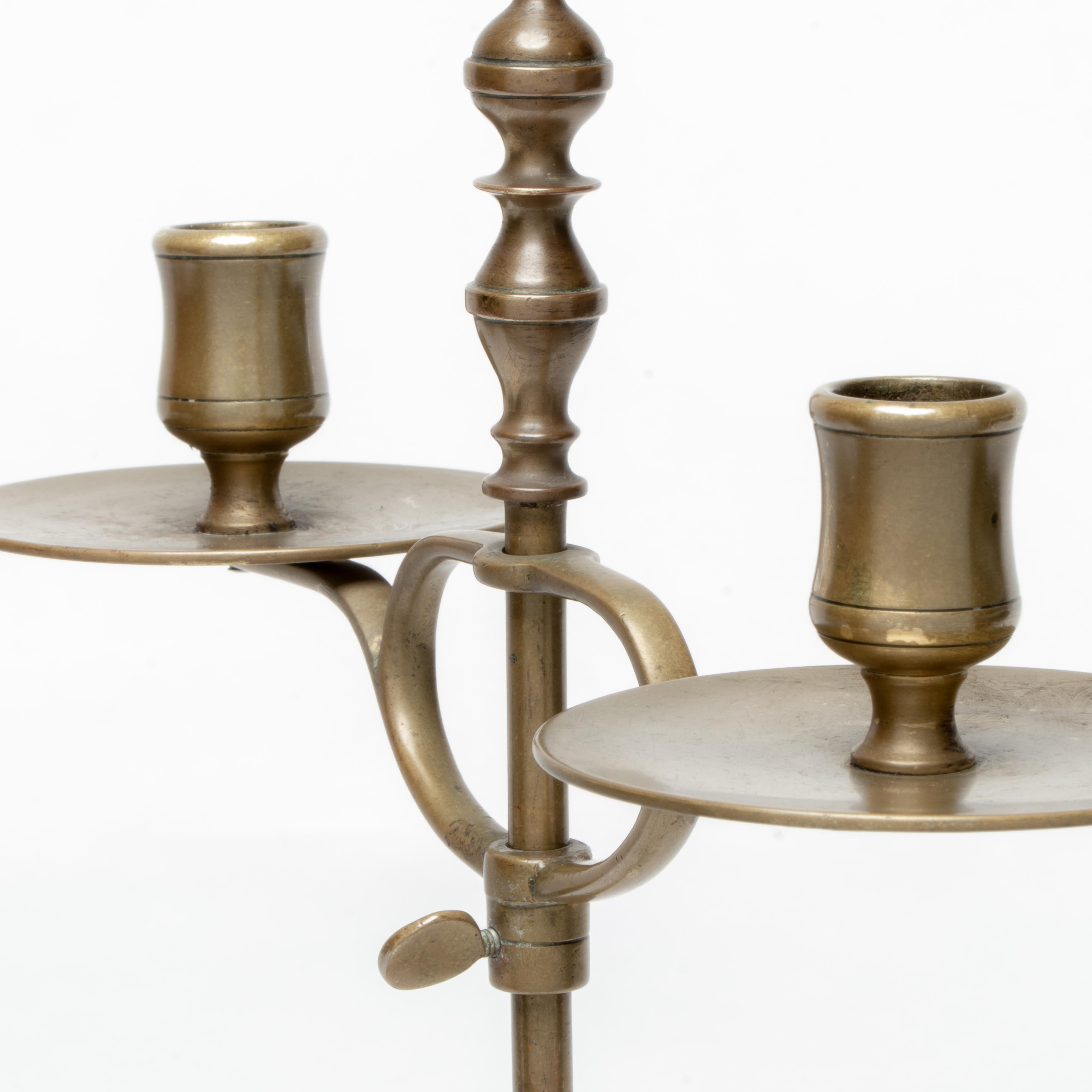 Coppia di candelabri a due rami in ottone di Arts and Crafts con altezza regolabile in vendita 9