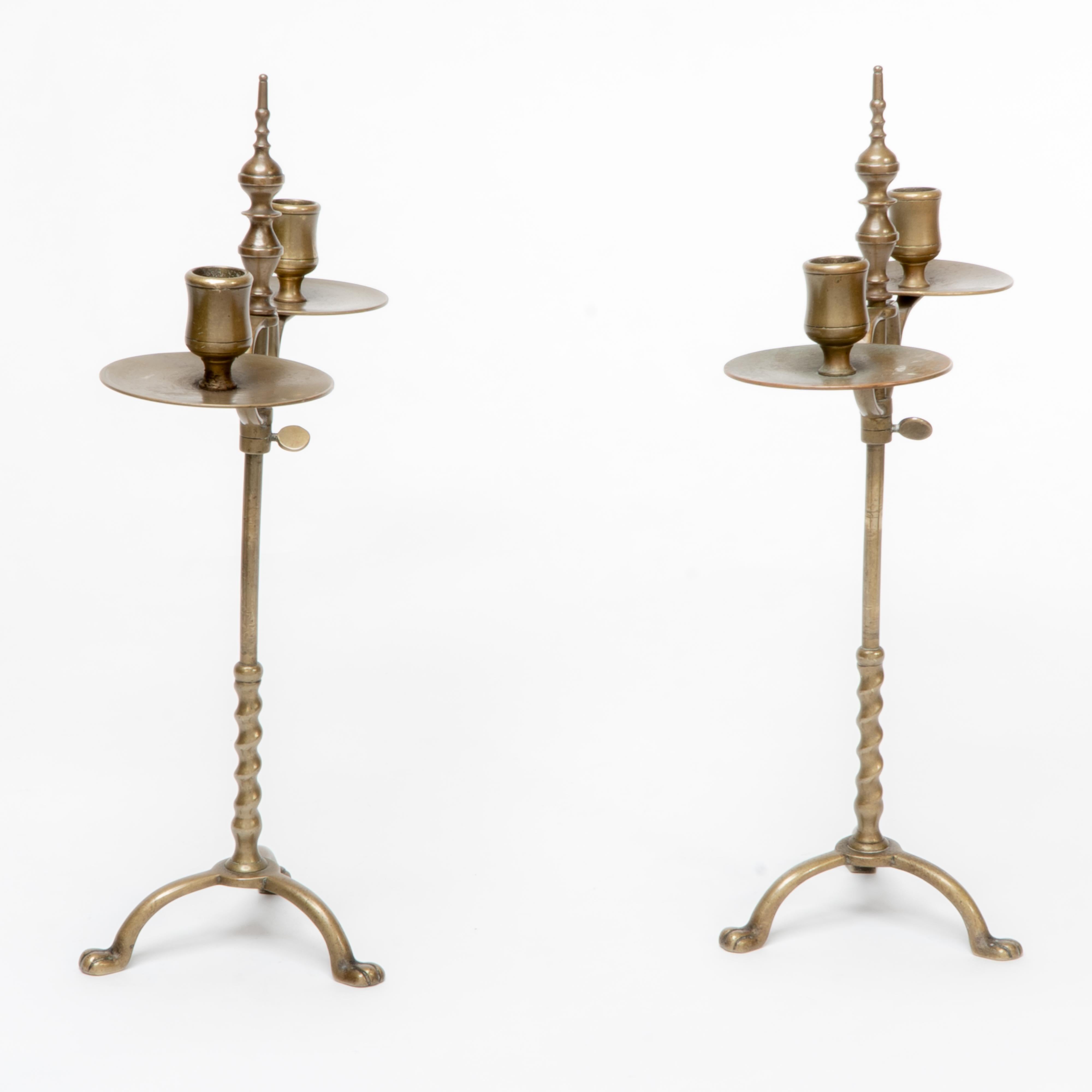 Inglese Coppia di candelabri a due rami in ottone di Arts and Crafts con altezza regolabile in vendita
