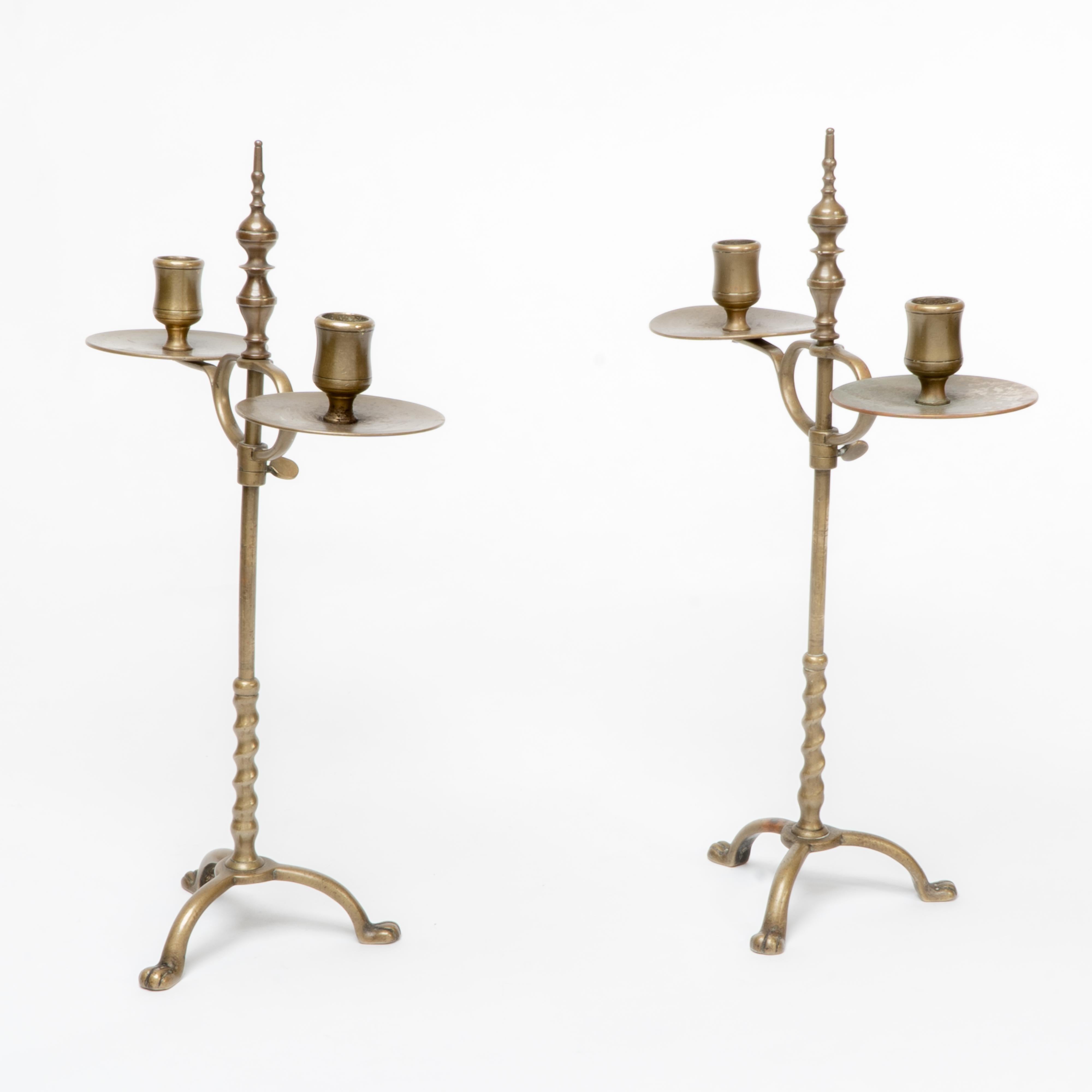Coppia di candelabri a due rami in ottone di Arts and Crafts con altezza regolabile In condizioni buone in vendita a London, GB