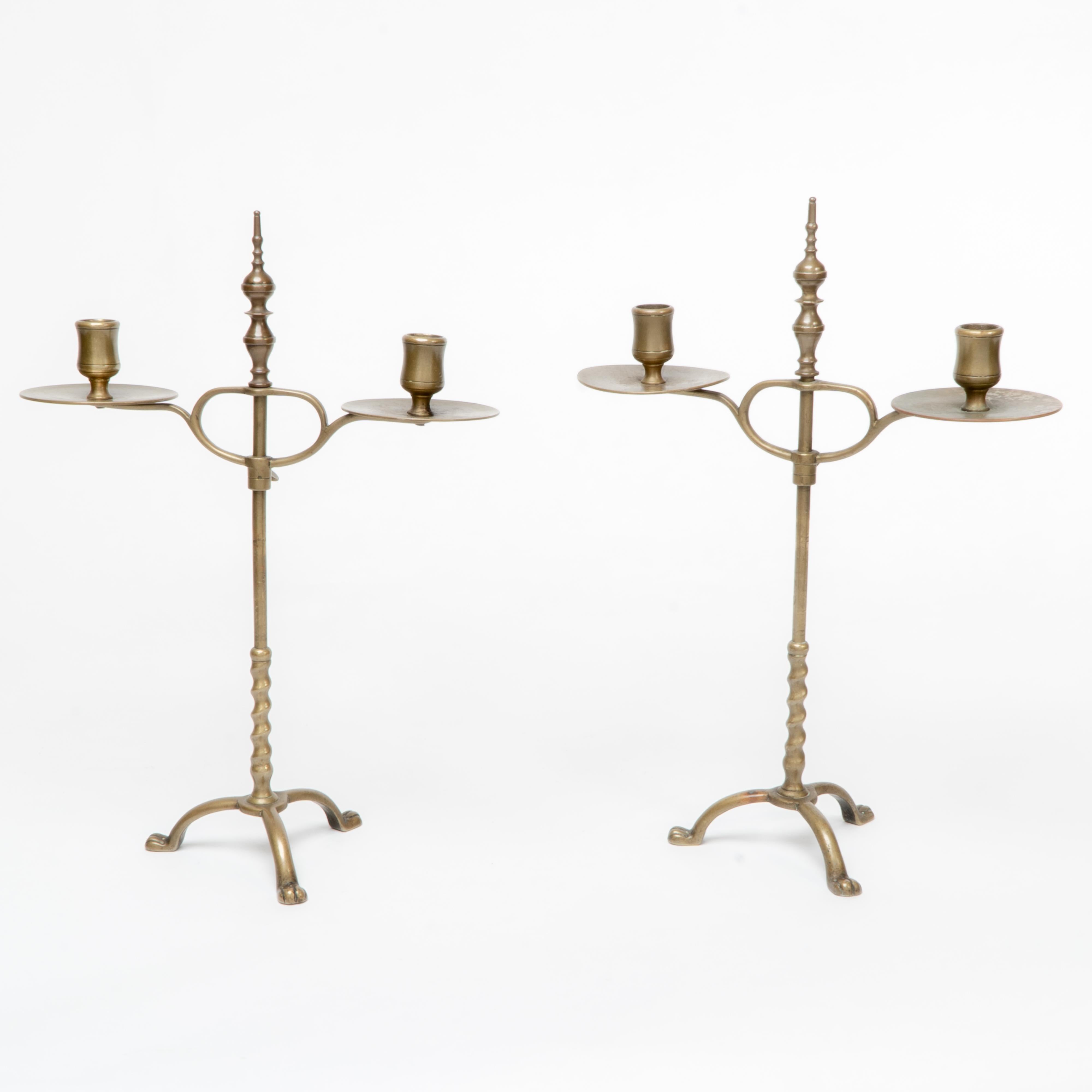Inizio XX secolo Coppia di candelabri a due rami in ottone di Arts and Crafts con altezza regolabile in vendita
