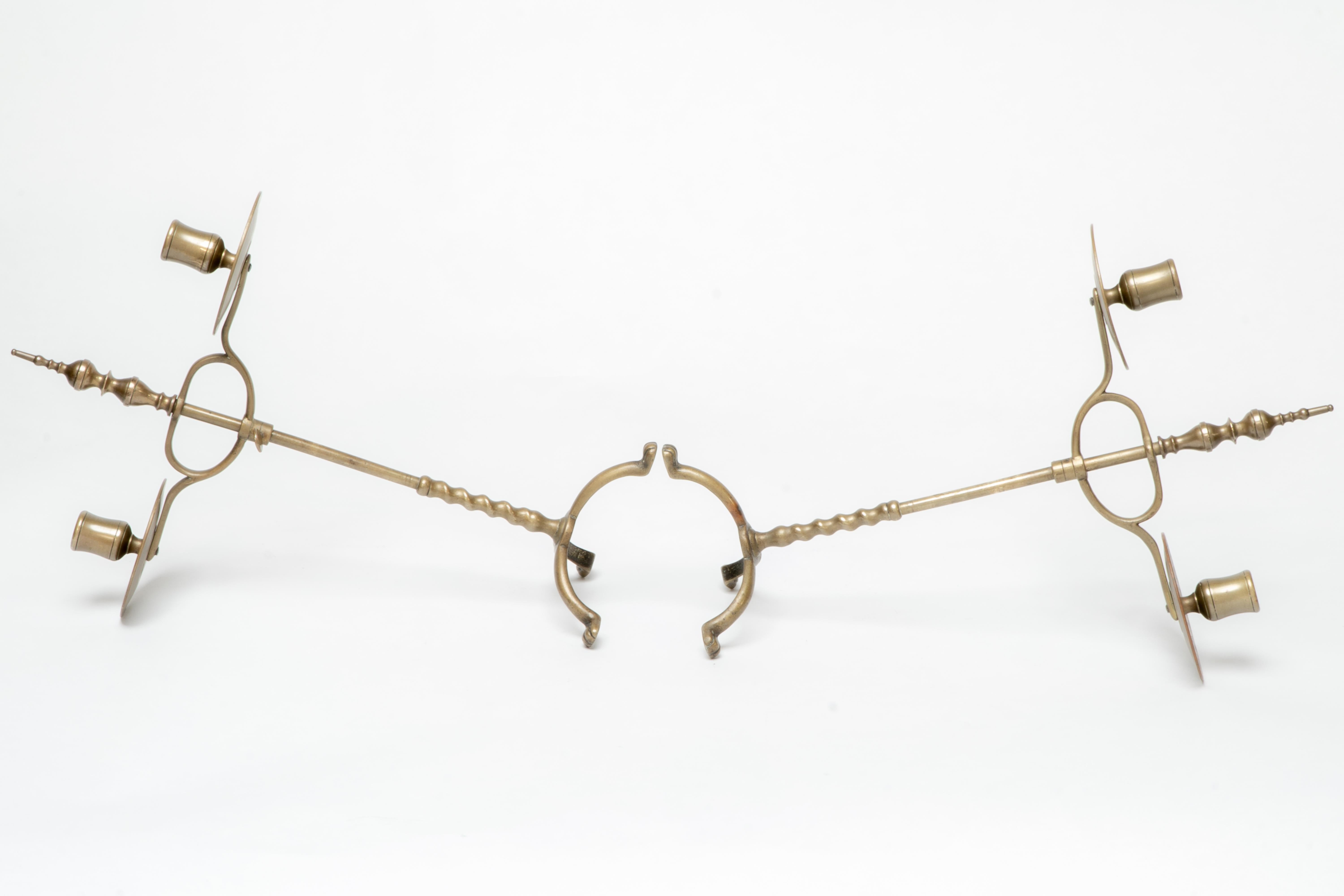 Ottone Coppia di candelabri a due rami in ottone di Arts and Crafts con altezza regolabile in vendita