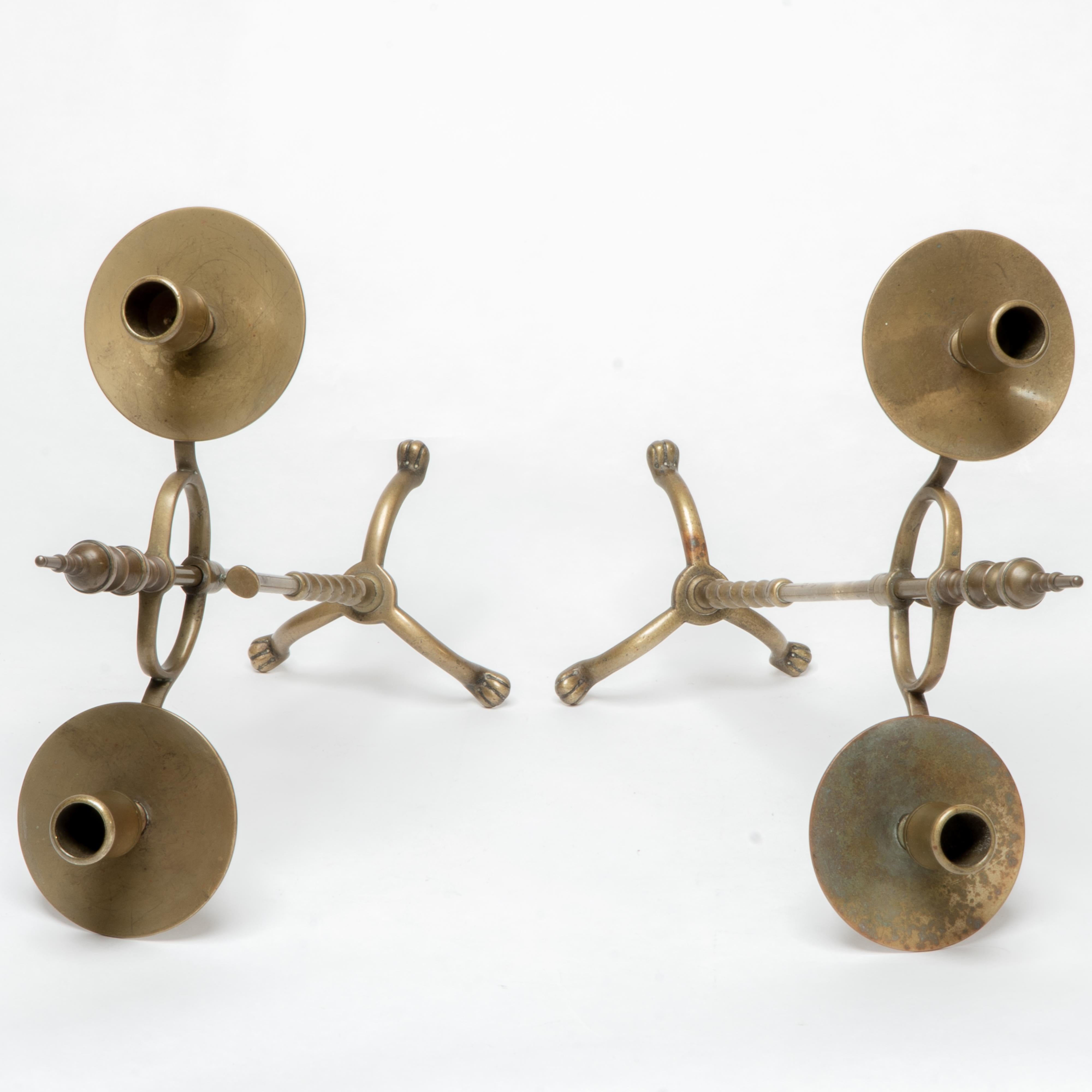 Coppia di candelabri a due rami in ottone di Arts and Crafts con altezza regolabile in vendita 1